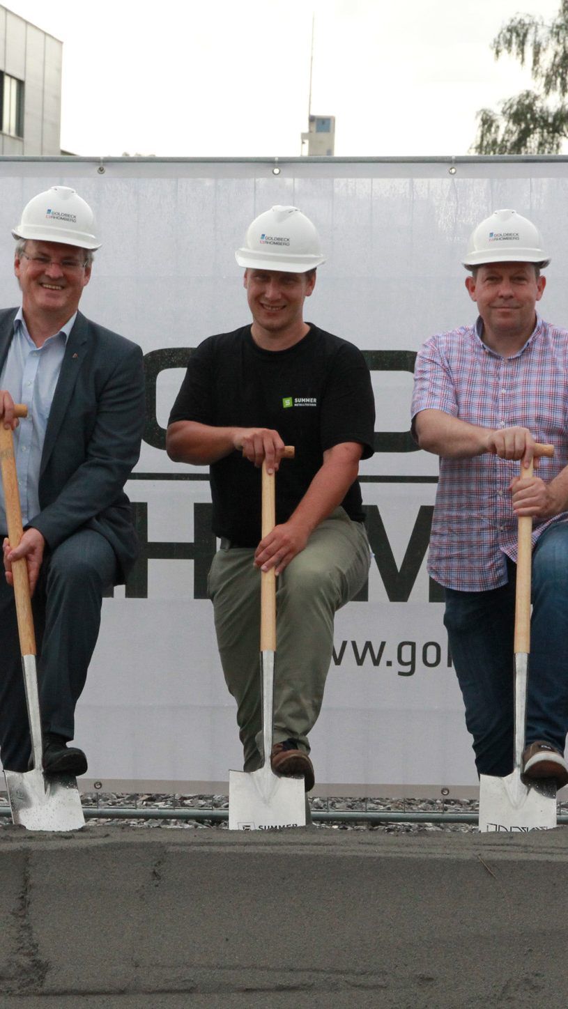 Spatenstich: (v. l. n. r.): Benedikt König (Stadtrat Feldkirch), Harald Sonderegger (Land Vorarlberg), Christian Summer (Summer Metalltechnik GmbH), Jörg Dietrich (DNS-Fertigungstechnik GmbH), Thomas Meusburger (Goldbeck Rhomberg GmbH).