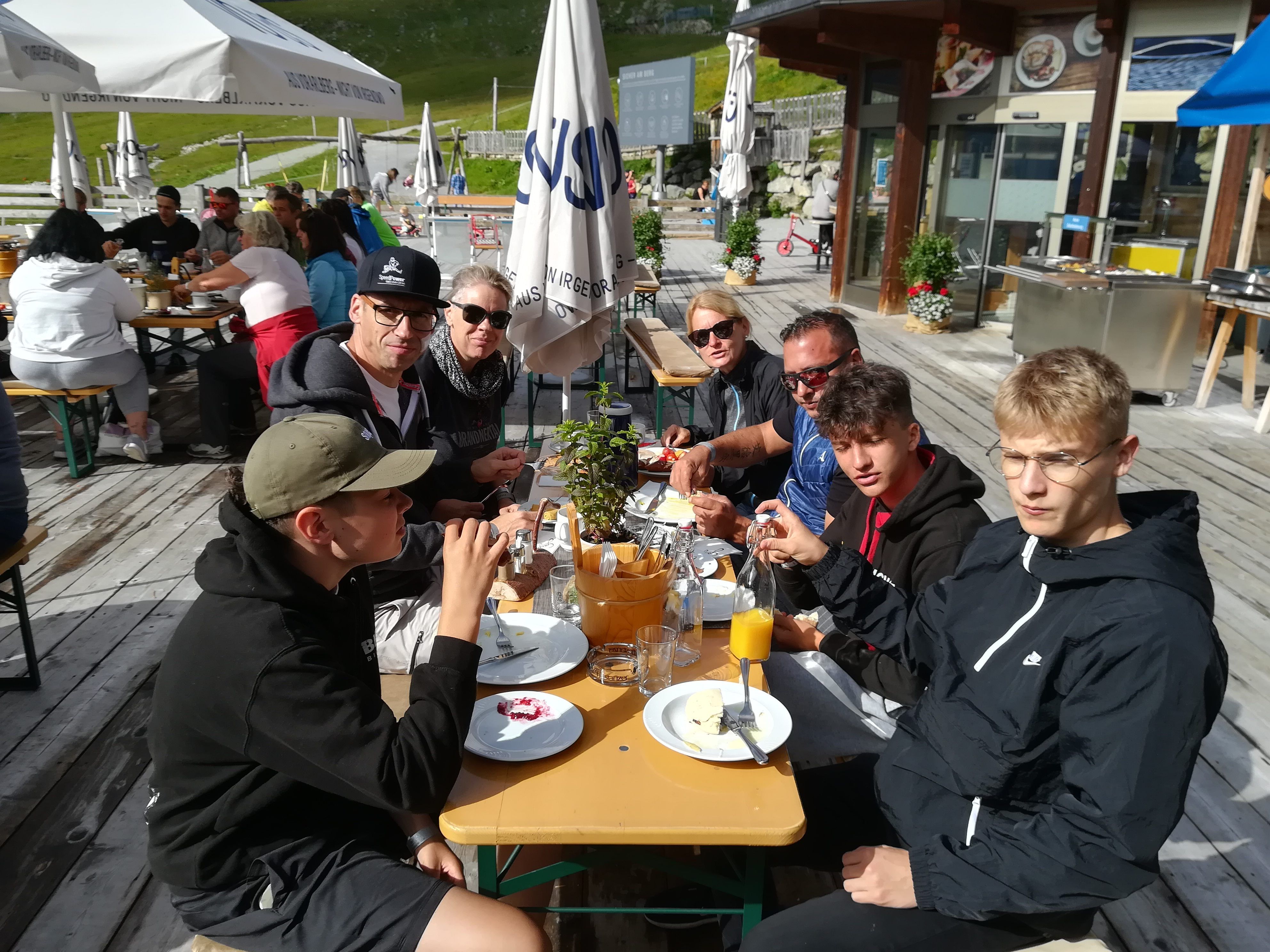Stärkung beim Bergfrühstück auf dem Schafberg Stärkung beim Bergfrühstück auf dem Schafberg