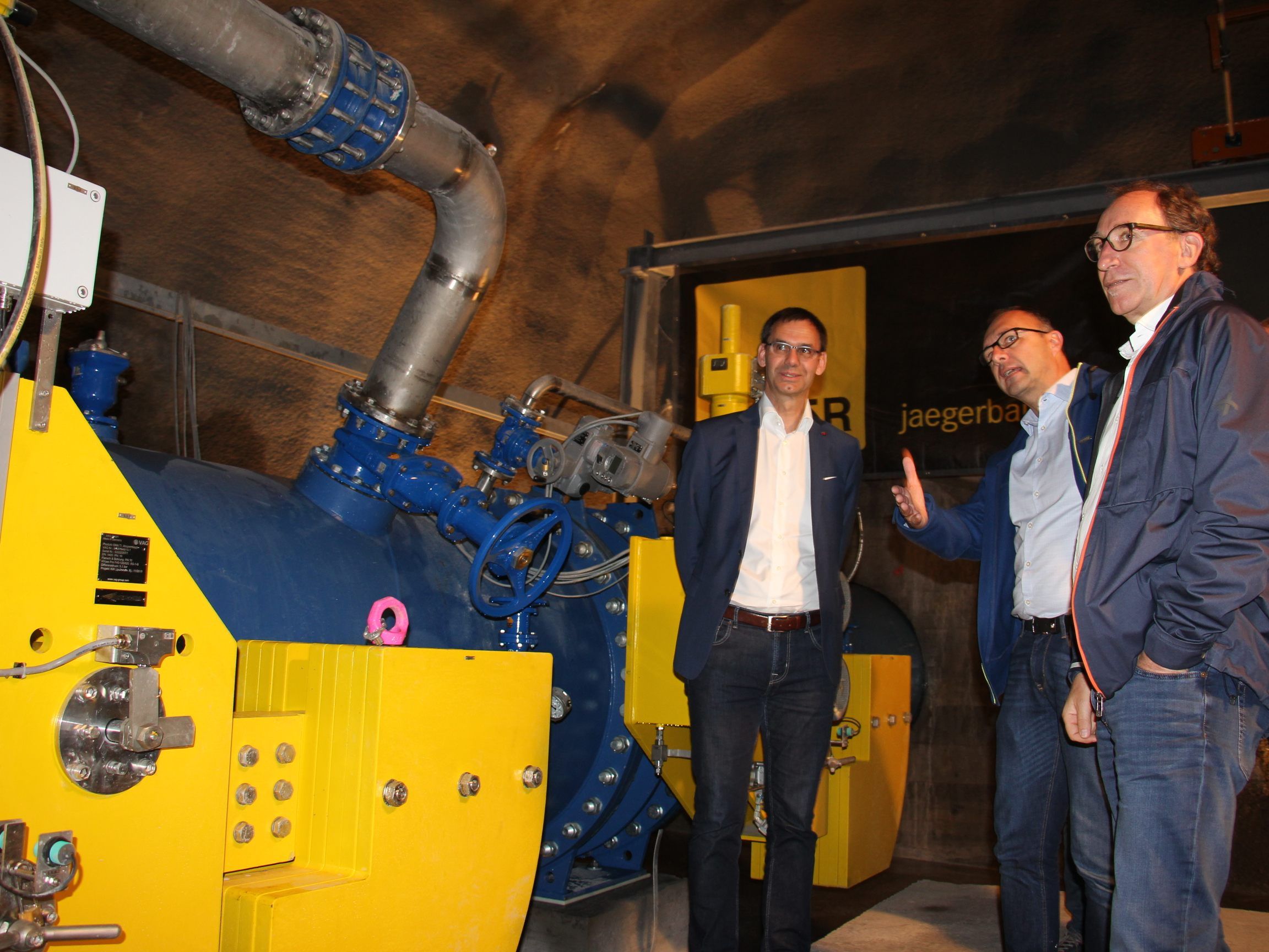LH Wallner, VD Pluy und LR Rauch in der neu errichteten Apparatekammer (v.l.) vor den neuen Absperrklappen. LH Wallner, VD Pluy und LR Rauch in der neu errichteten Apparatekammer (v.l.) vor den neuen Absperrklappen.