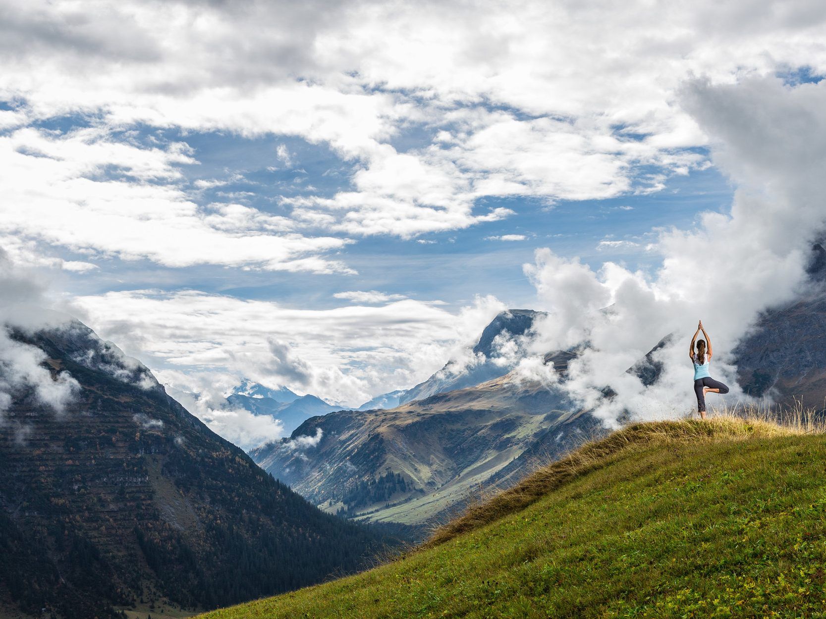 Nicht nur Yoga in luftiger Höhe gibt es beim Sommerprogramm LechErLeben. (Foto: Lech Zürs Tourismus / Hanno Mackowitz)
