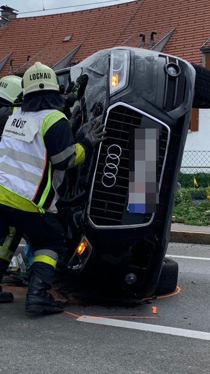 Der Fahrzeug-Lenker wurde mit Verletzungen unbestimmten Grades ins LKH Bregenz gebracht