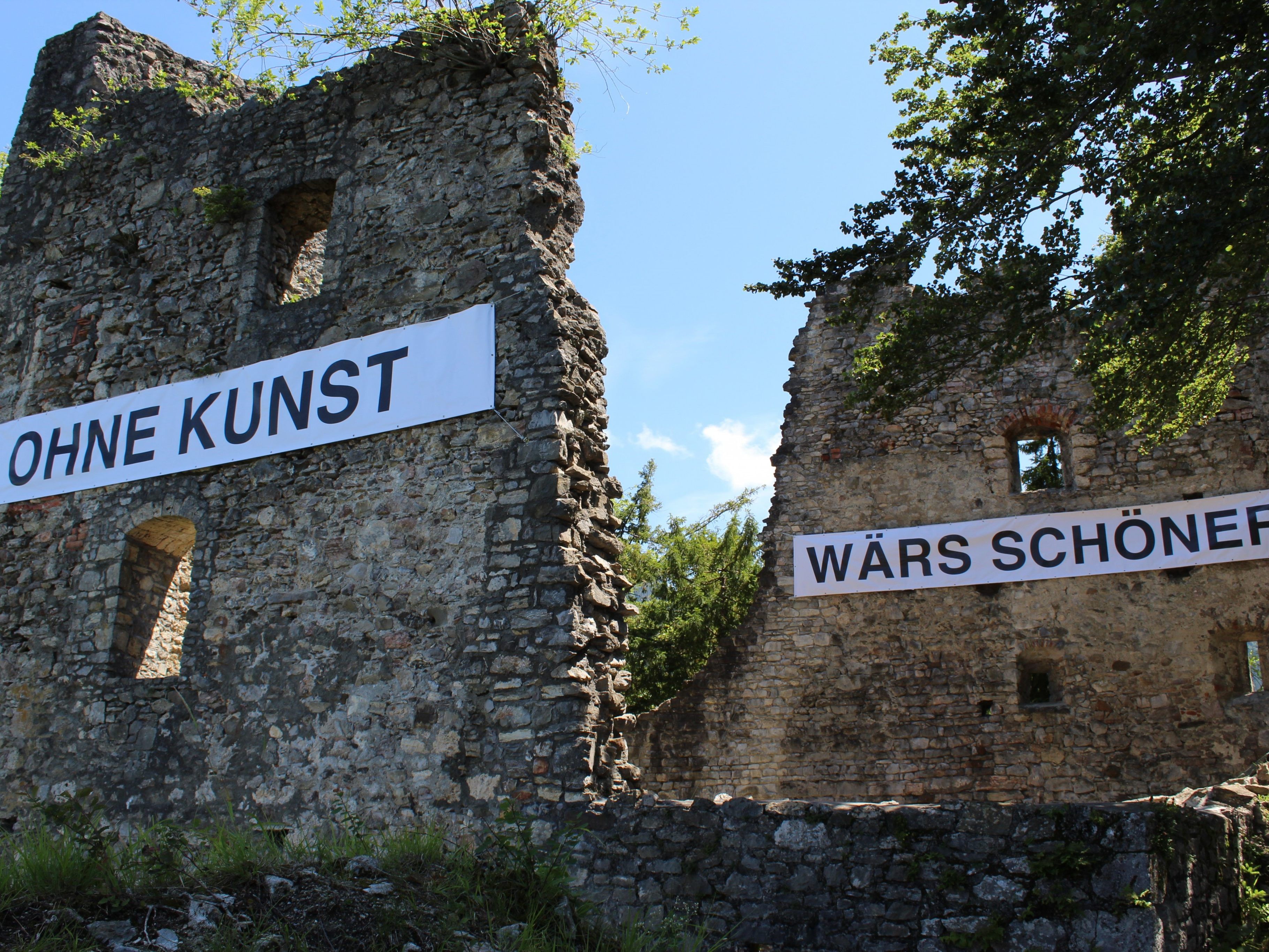 Auf Banner proklamiert Peter Wehinger den Slogan OHNE KUNST WÄRS SCHÖNER. Auf Banner proklamiert Peter Wehinger den Slogan OHNE KUNST WÄRS SCHÖNER.