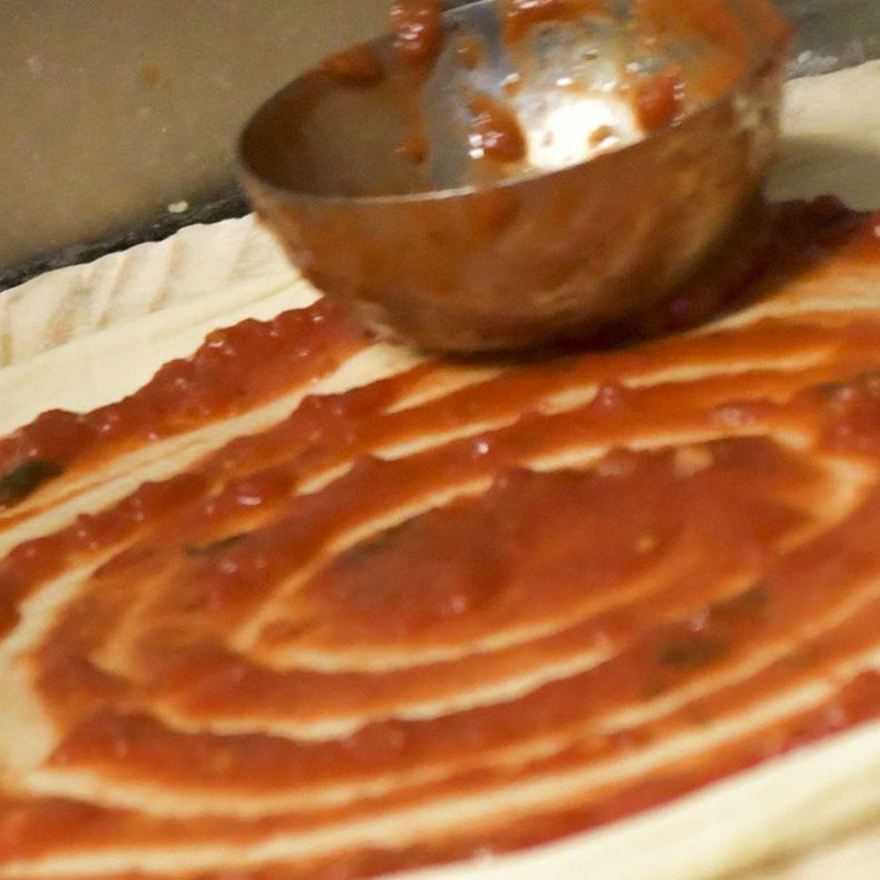 Möglicherweise Metallteile in Tomatensauce von Pizzateig-Kombinations-Produkt.