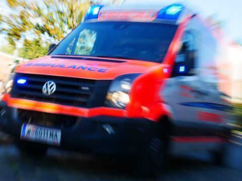 Ein Radfahrer wurde bei einem Zusammenstoß mit einer Bim schwer verletzt.