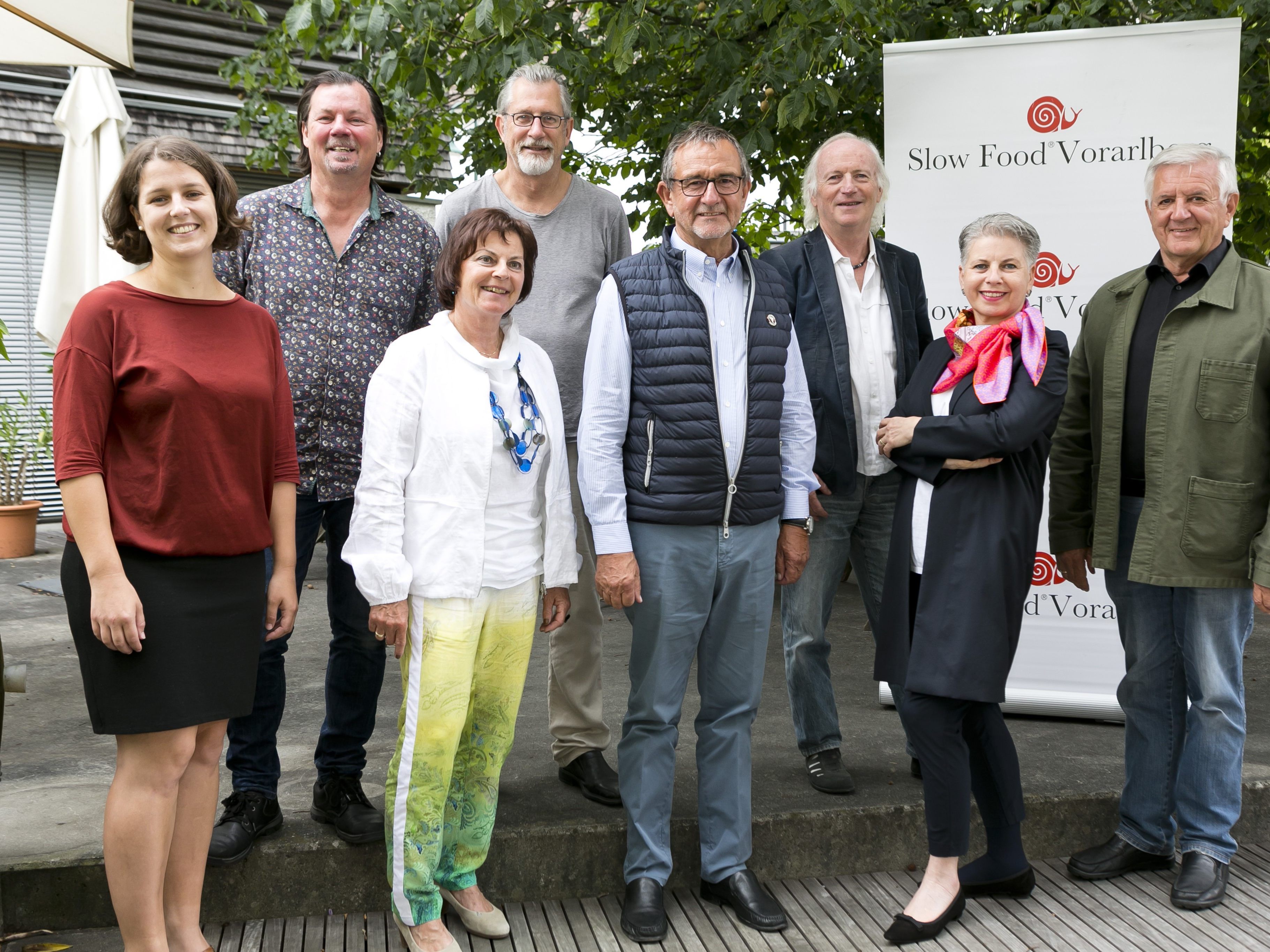 Der neue slow food-Vorstand Vorarlberg von links nach rechts: Andrea Sutterlüty, Wolfgang Ponier, Dors Frick, Peter Stöger, der neue slow food-Präsident Helmut Khüny, Stefan Allgäuer, Brigitte Plemel und Franz Abbrederis Nicht im Bild: Karin Kargruber und Daniel Mutschlechner