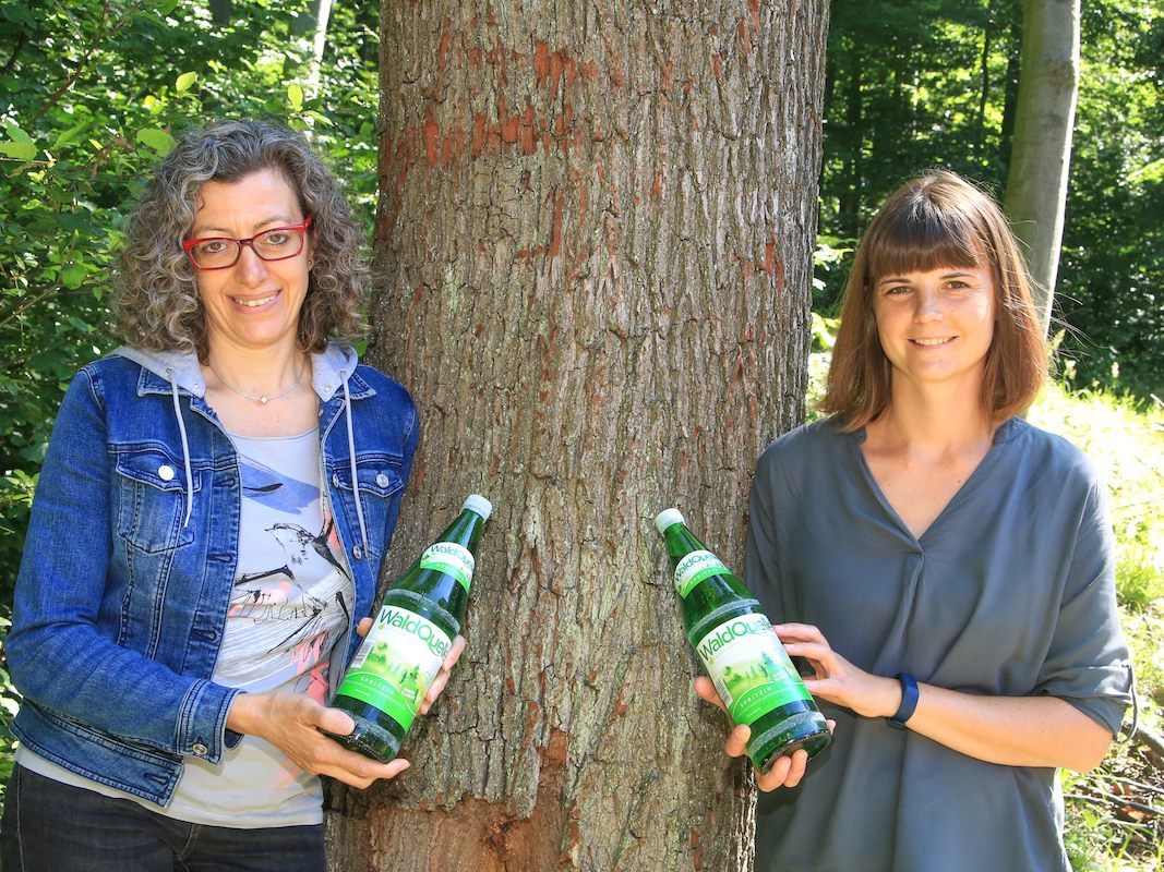 Waldquelle-Geschäftsführerin Monika Fiala und Achtsamkeitstrainerin Bianca Forstik empfingen uns im Wiener Schottenwald Waldquelle-Geschäftsführerin Monika Fiala und Achtsamkeitstrainerin Bianca Forstik empfingen uns im Wiener Schottenwald