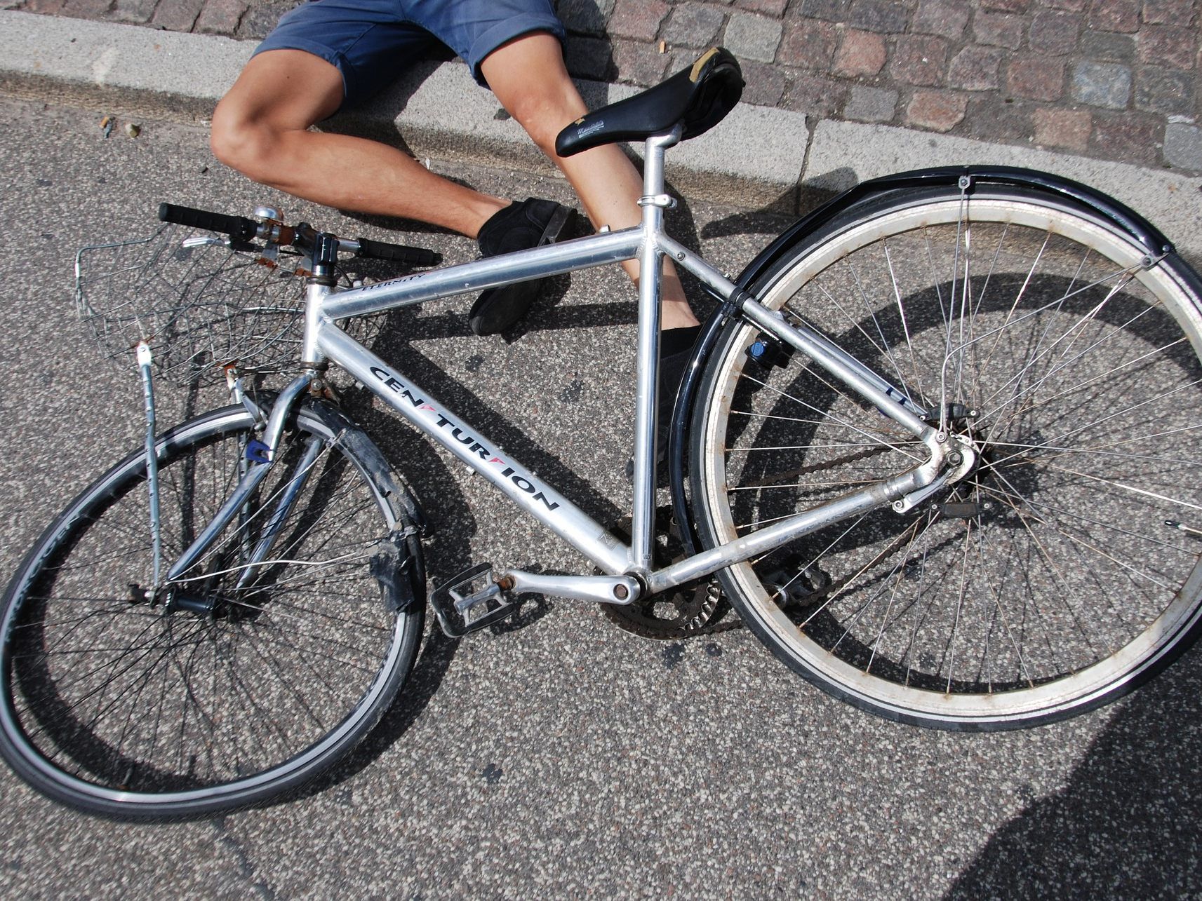 Ein Radfahrer kollidierte mit einer Fußgängerin