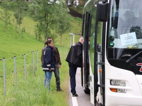Die Messerattacke ihres Ehemanns in einem Linienbus im Allgäu überlebt eine Frau nicht. Die Messerattacke ihres Ehemanns in einem Linienbus im Allgäu überlebt eine Frau nicht.