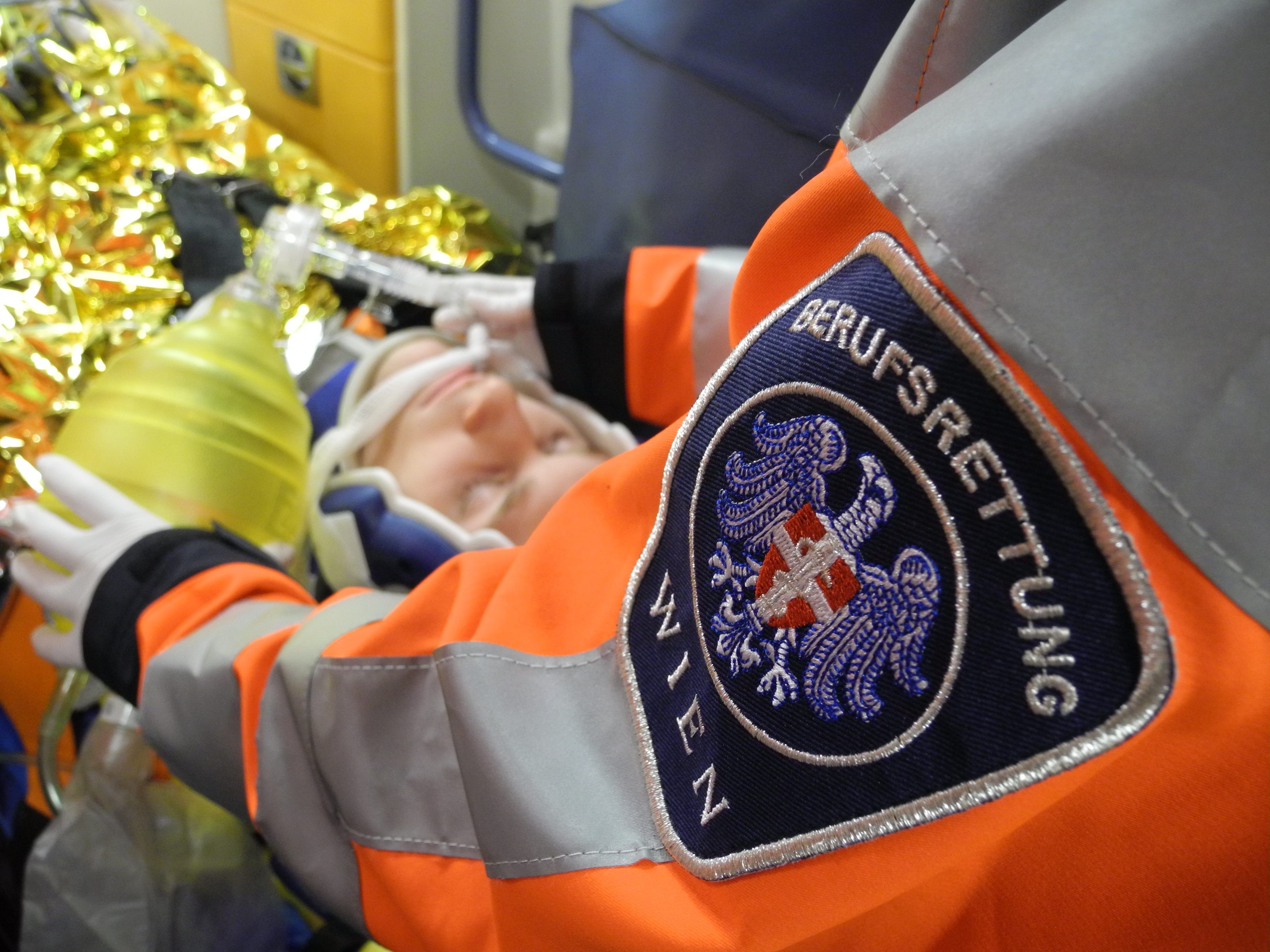 Der Jugendliche wurde von der Berufsrettung Wien ins Krankenhaus gebracht. Der Jugendliche wurde von der Berufsrettung Wien ins Krankenhaus gebracht.
