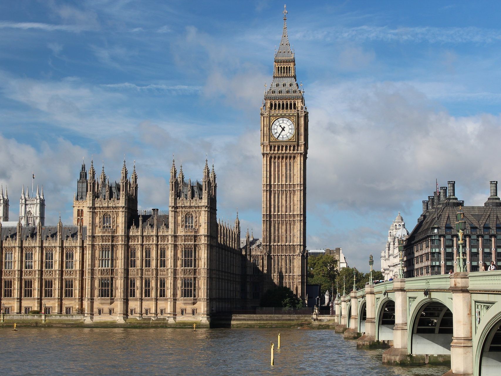 Weiterhin sollte auf nicht notwendige Reisen nach Großbritannien verzichtet werden.