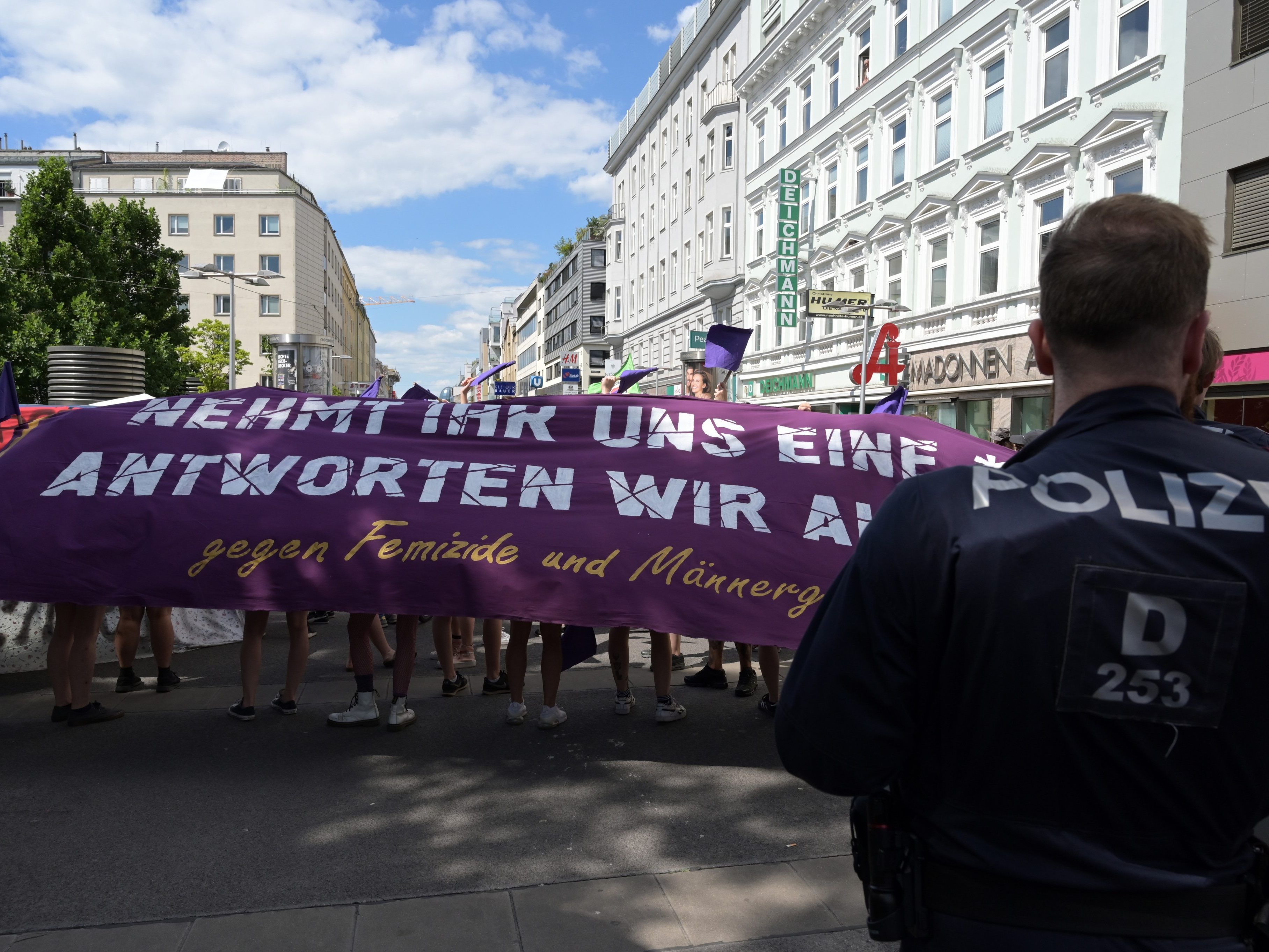 Die Demo zog ungestört durch Win-Favoriten. Die Demo zog ungestört durch Win-Favoriten.