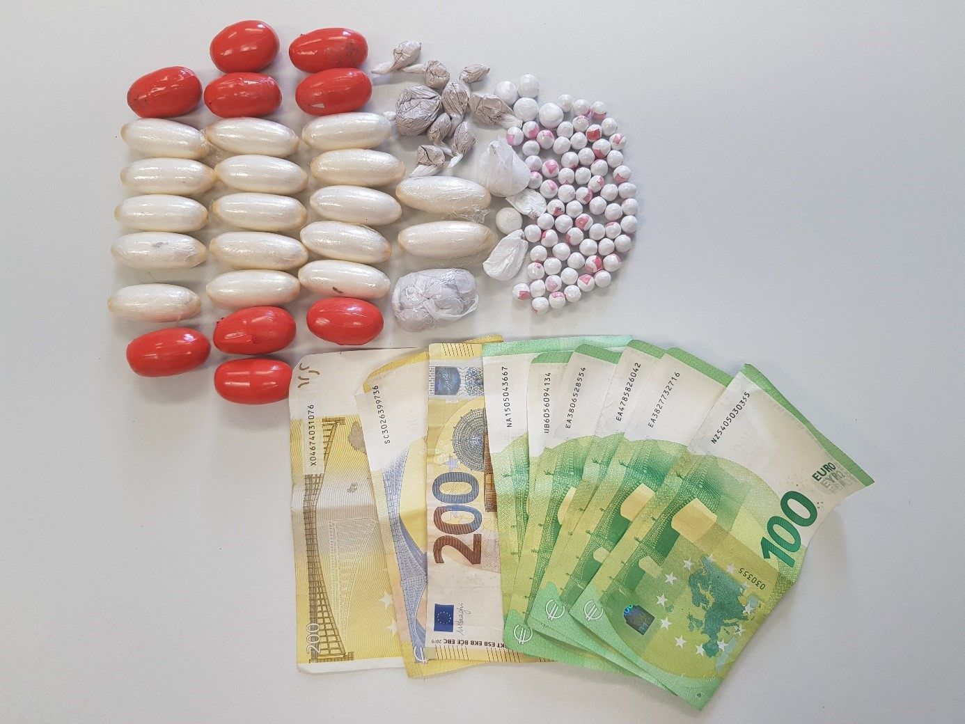 Die Polizei konfiszierte Drogen im Wert von mehreren tausend Euro. Die Polizei konfiszierte Drogen im Wert von mehreren tausend Euro.