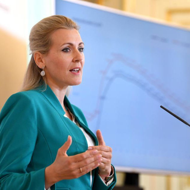 Arbeitsministerin Aschbacher