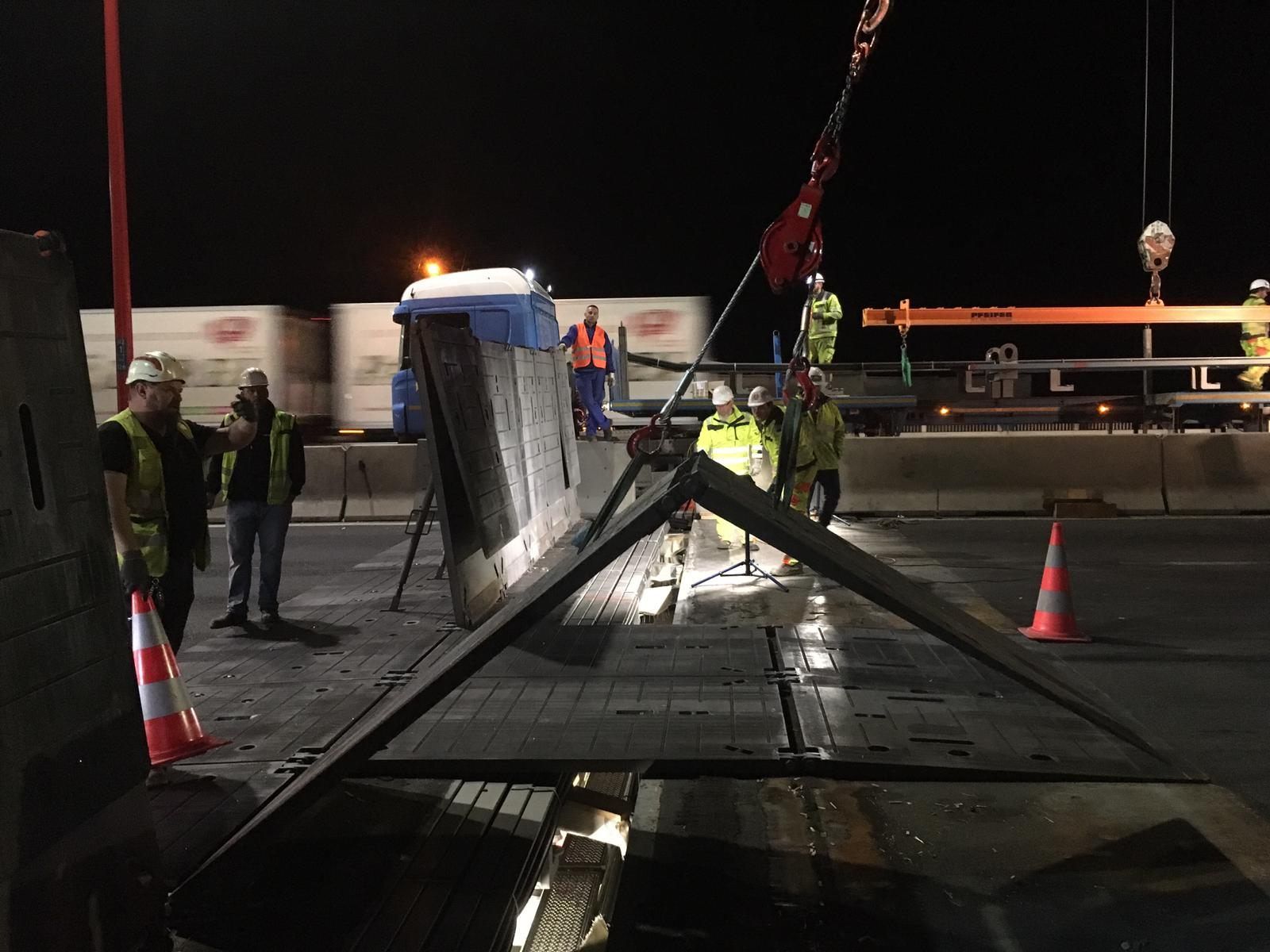 Sogenannte Flyover decken die Straße untertags ab.