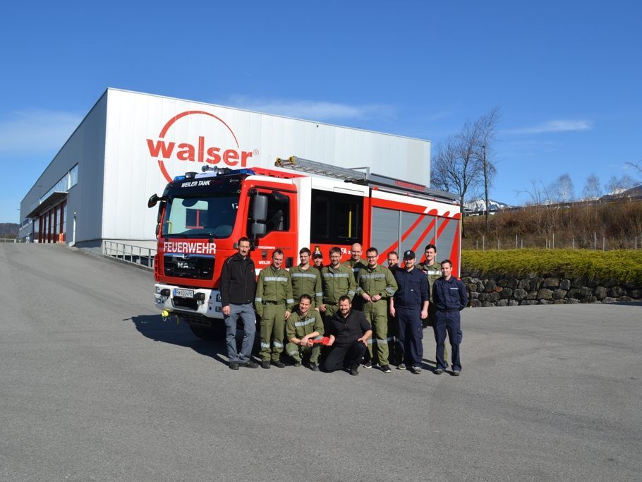 Neues Tanklöschfahrzeug für Feuerwehr Weiler (im Bild v.l.: Lampert Heinrich (Firma Walser), Manuel Jenny, Mathias Feigel, Kommandant Reinhard Morscher (vorne), Christian Summer, Simon Jenny, Michael Rauch (Firma Walser, vorne), Thomas Dufner, Christian Wetzlinger, Markus Morscher, Alexis Tschütscher, Michael Summer und Joachim Ender)