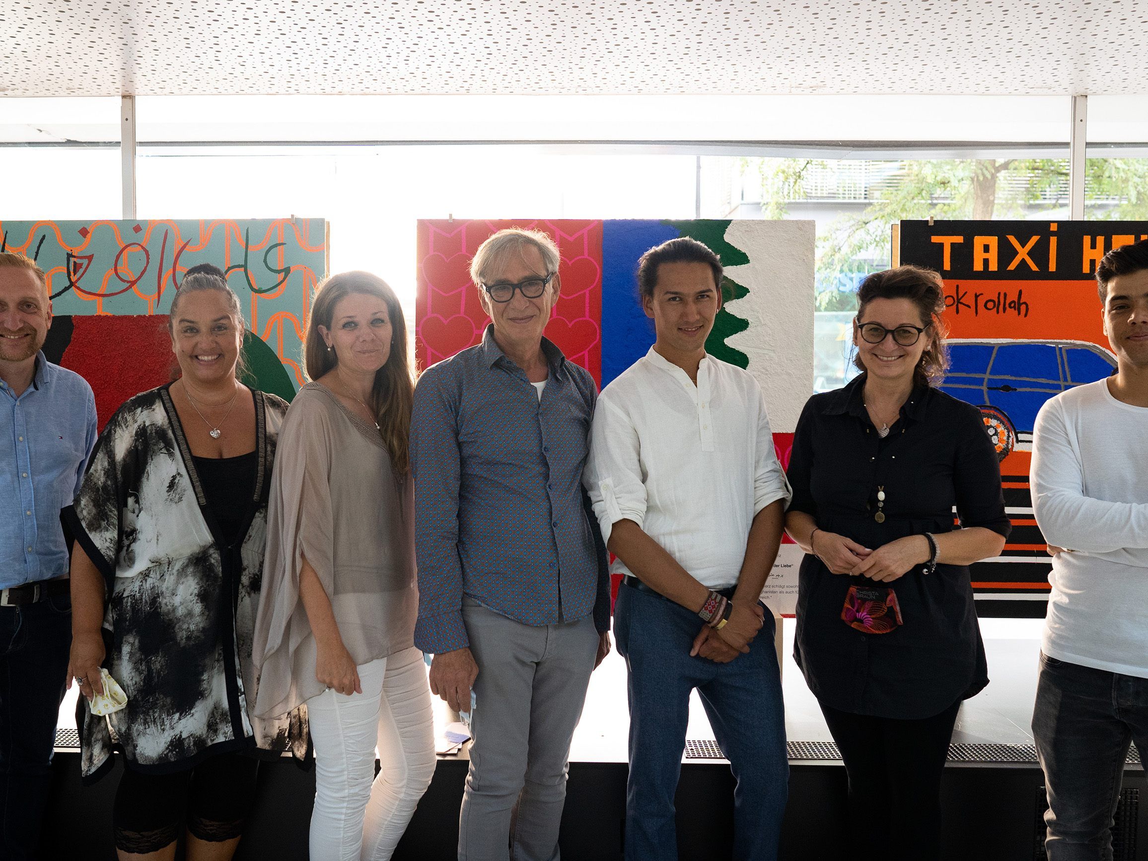 v.l.n.r. Daniel Ongaretto-Furxer, Margaritha Matt und Denka Mujkanovic-Subasic (alle Caritas), Kunstpädagoge Marco Ceroli, Mahdi Hassani, Melitta Libiseller und Jelani Naseri. v.l.n.r. Daniel Ongaretto-Furxer, Margaritha Matt und Denka Mujkanovic-Subasic (alle Caritas), Kunstpädagoge Marco Ceroli, Mahdi Hassani, Melitta Libiseller und Jelani Naseri.