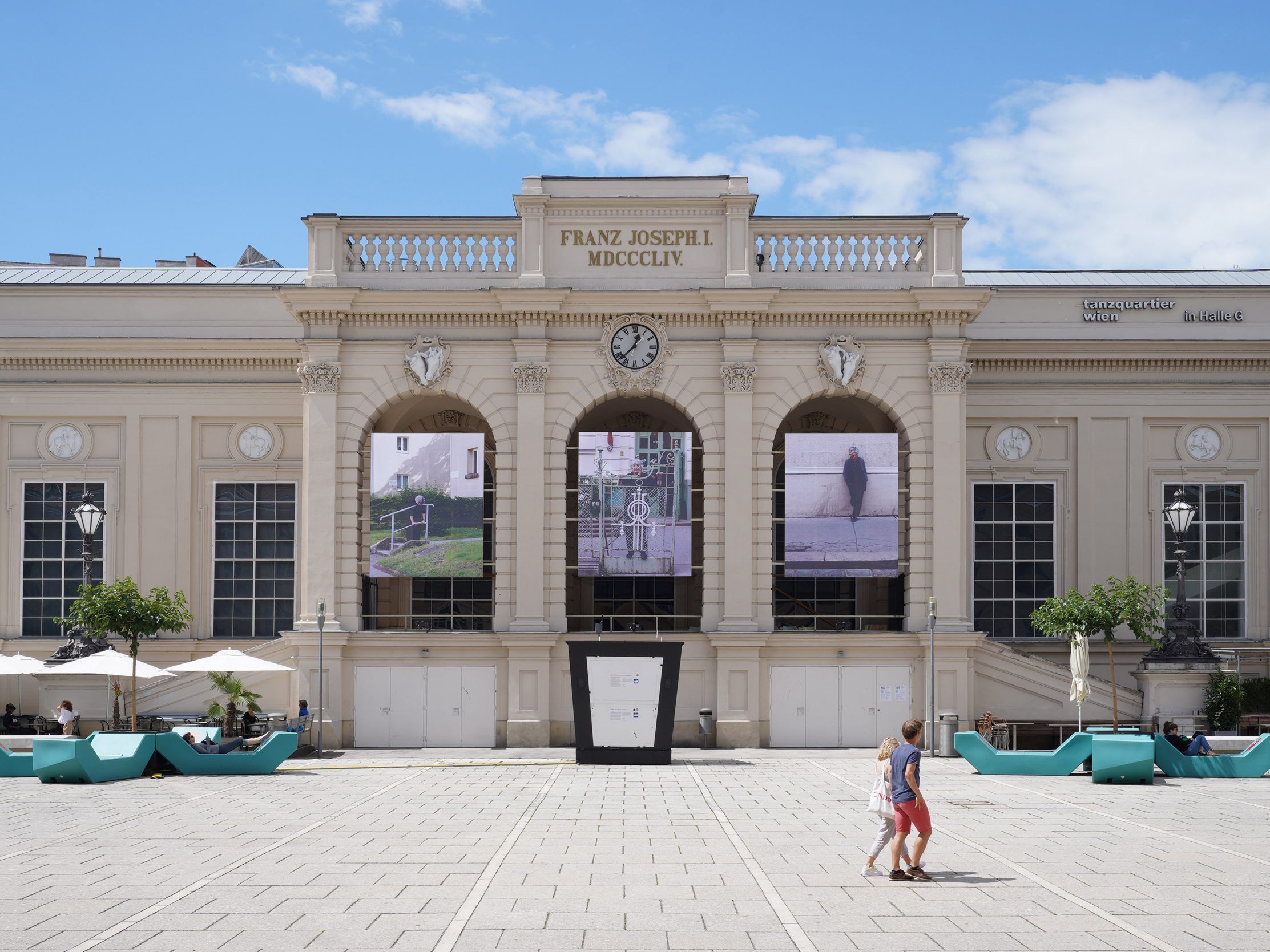 "Kiss" präsentiert eine bunte Mischung künstlerischer Interventionen.