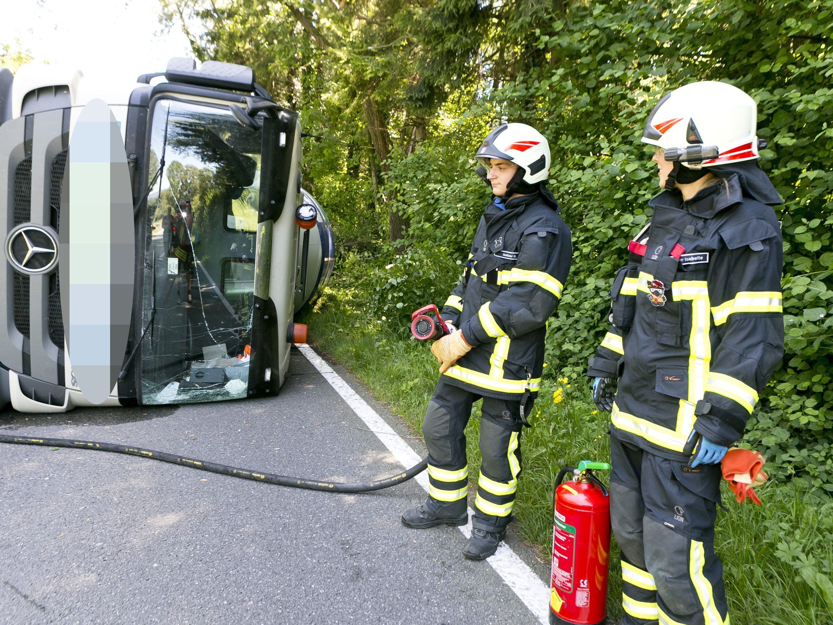 Der Fahrer wurde verletzt ins Spital eingeliefert. Der Fahrer wurde verletzt ins Spital eingeliefert.