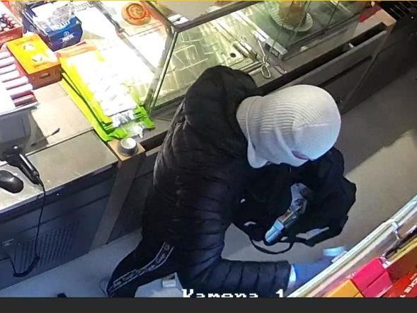 Einer der polizeilich gesuchten Männer beim Überfall der Tankstelle