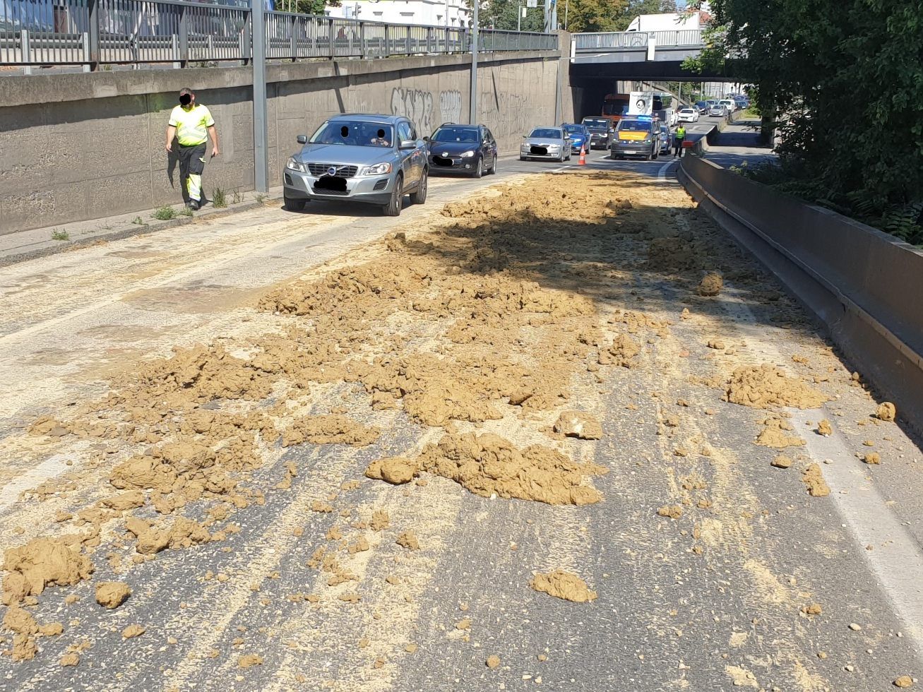 Lkw verlor lehmige Erde auf der A4. Lkw verlor lehmige Erde auf der A4.