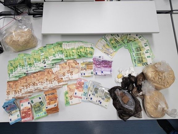 In einer Wohnung im 15. Bezirk in Wien fanden die Polizisten diese Drogen- und Bargeldbestände vor In einer Wohnung im 15. Bezirk in Wien fanden die Polizisten diese Drogen- und Bargeldbestände vor