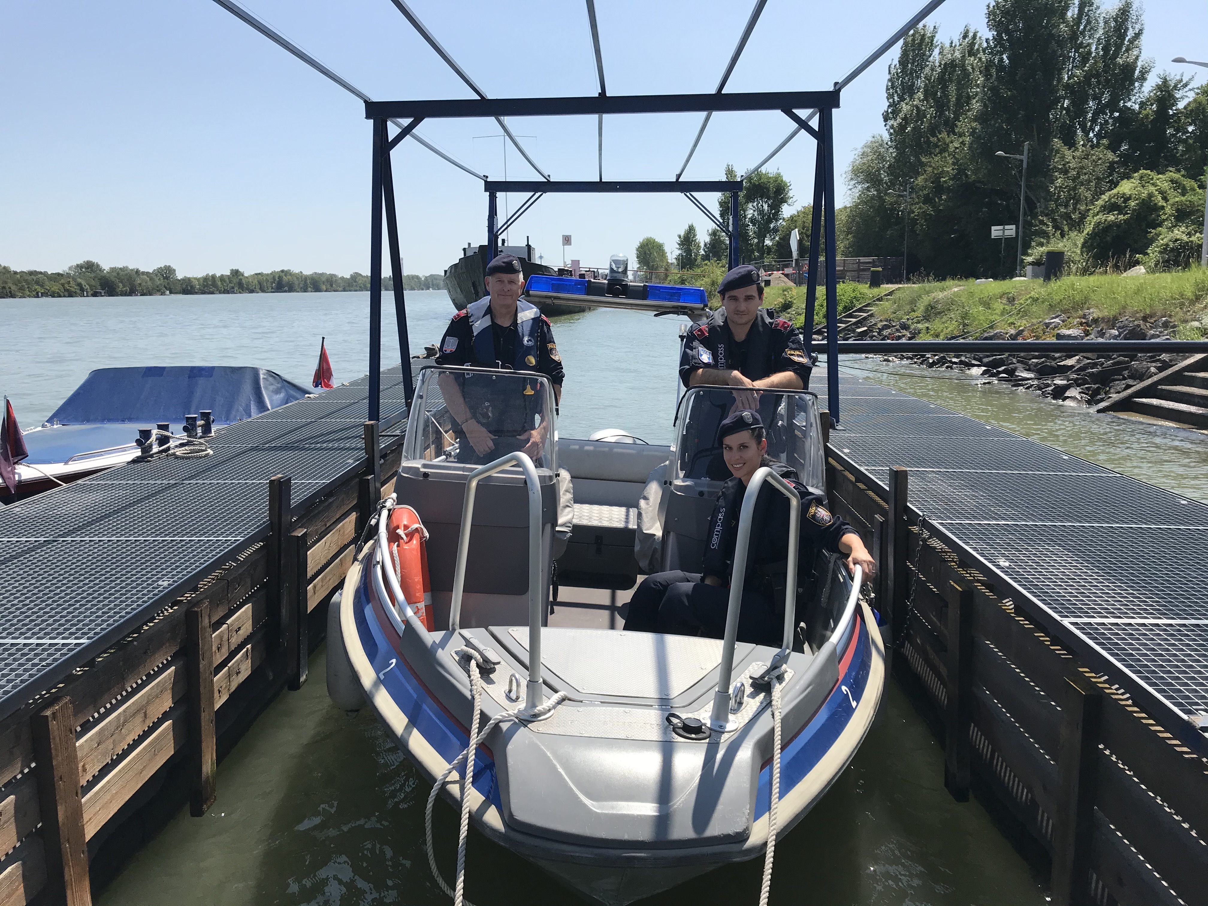 Die Wiener Wasserpolizei eilte drei Personen zur Rettung