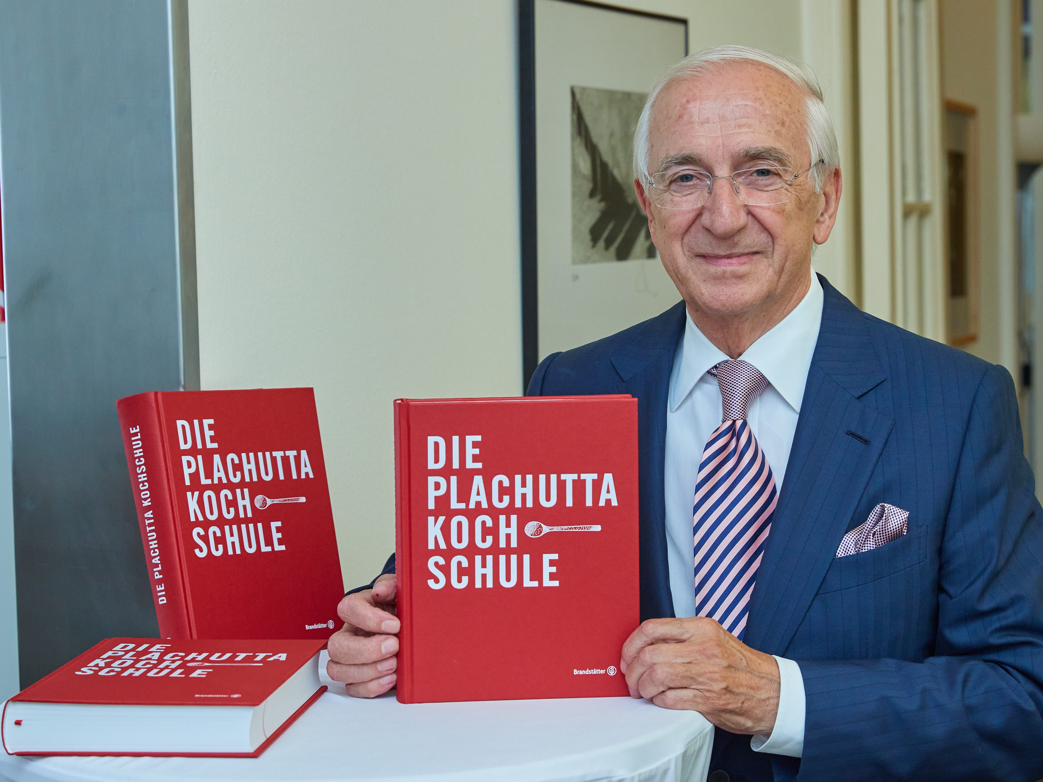 Starkoch Ewald Plachutta veröffentlichte anlässlich seines 80. Geburtstags eine neue Edition seines Kochbuchs. Starkoch Ewald Plachutta veröffentlichte anlässlich seines 80. Geburtstags eine neue Edition seines Kochbuchs.