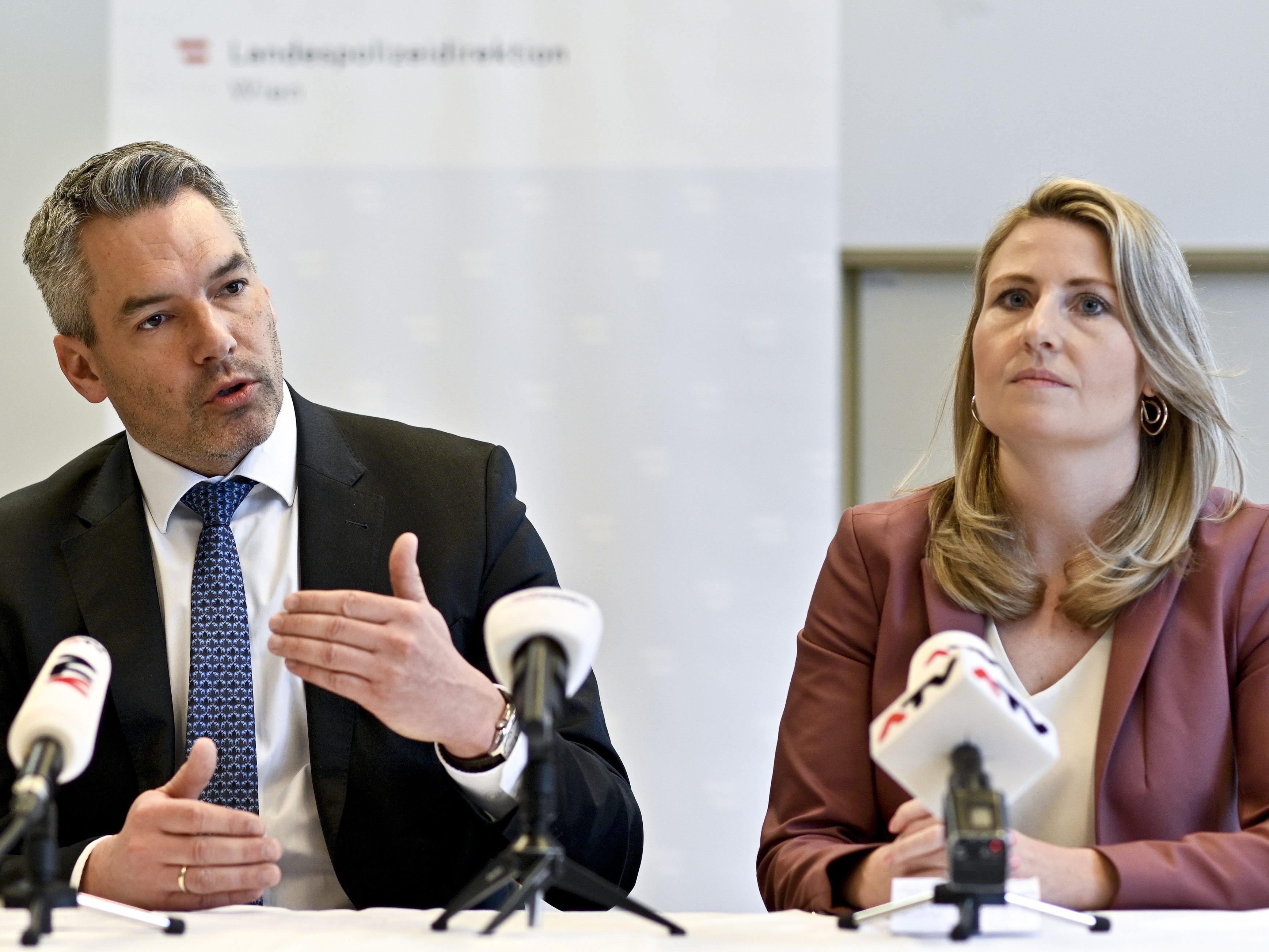 Minister Nehammer und Ministerin Raab nehmen bei der Krisensitzung teil. Minister Nehammer und Ministerin Raab nehmen bei der Krisensitzung teil.