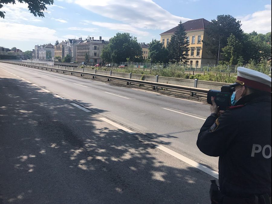 Die Polizei legte sich auf der Mauerbachstraße auf die Lauer. Die Polizei legte sich auf der Mauerbachstraße auf die Lauer.