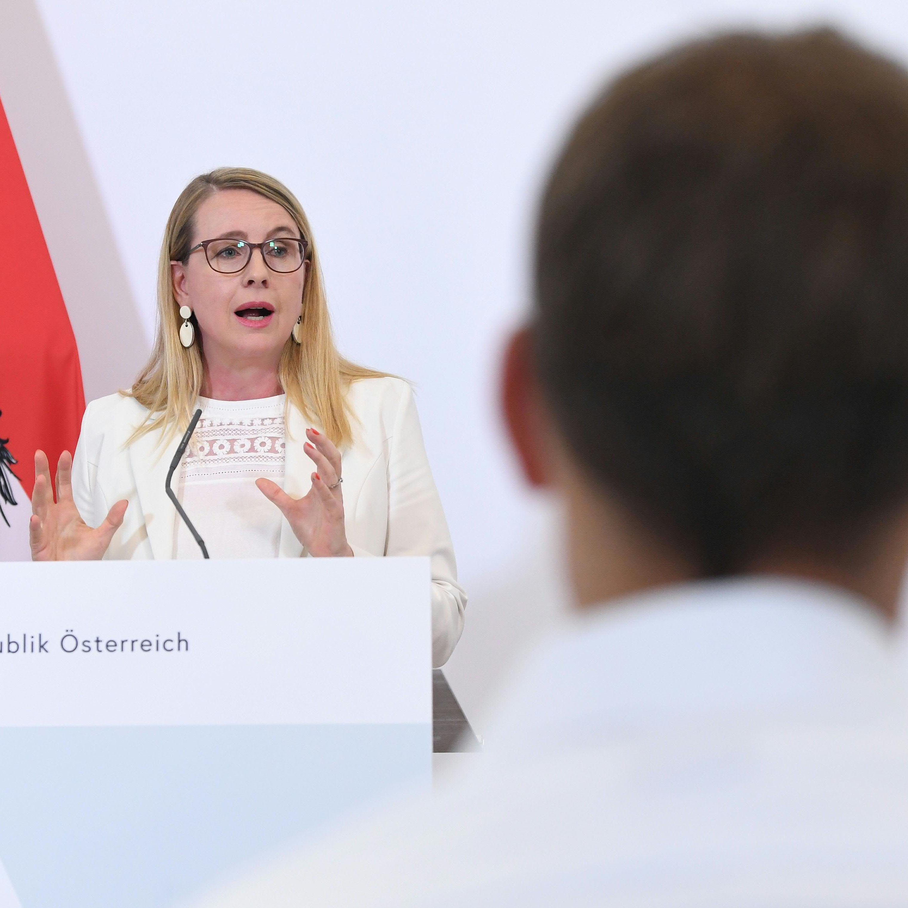 Wirtschaftsministerin Schramböck gab heute Auskunft über die Arbeitsmarktsituation in Österreich.