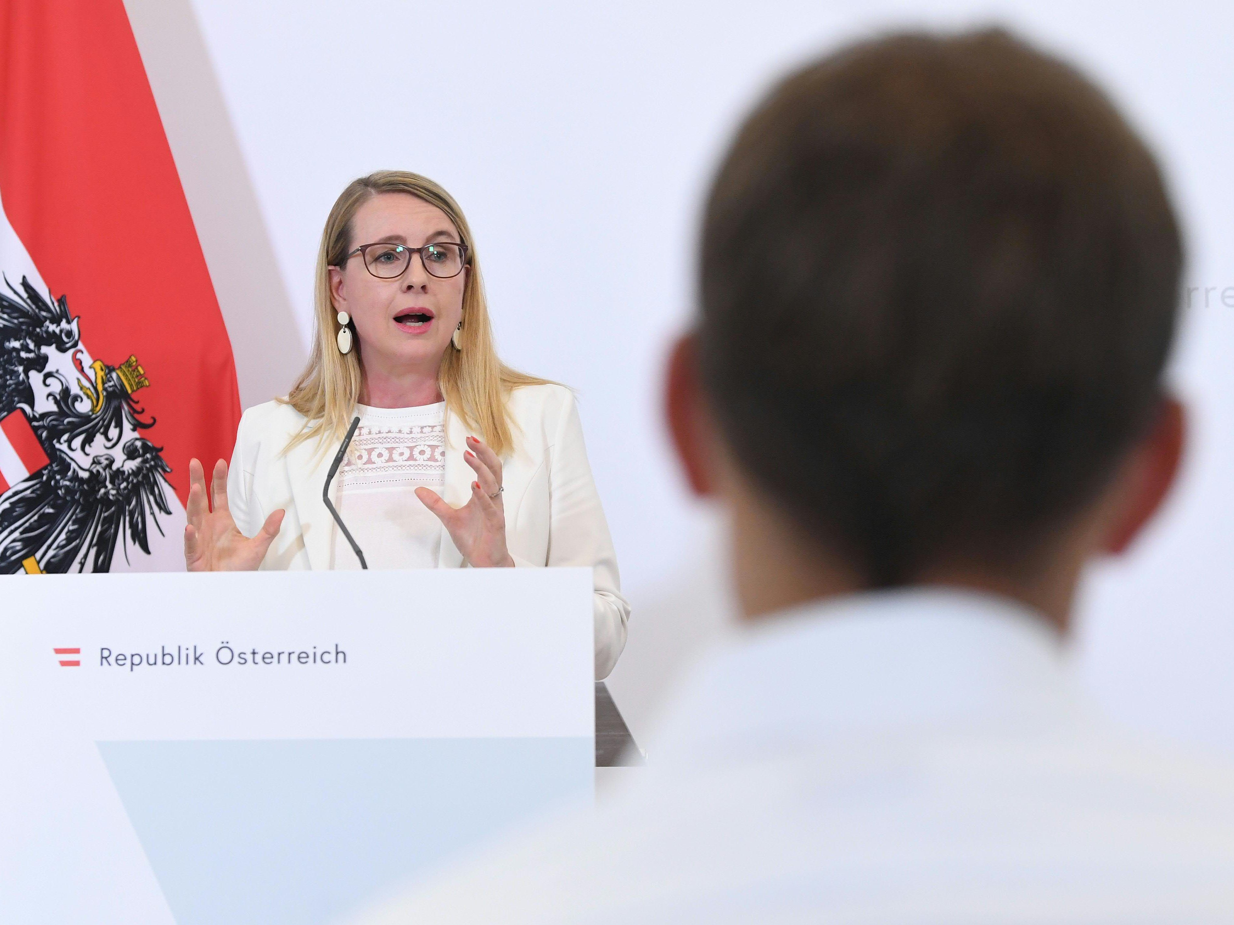 Wirtschaftsministerin Schramböck gab heute Auskunft über die Arbeitsmarktsituation in Österreich.