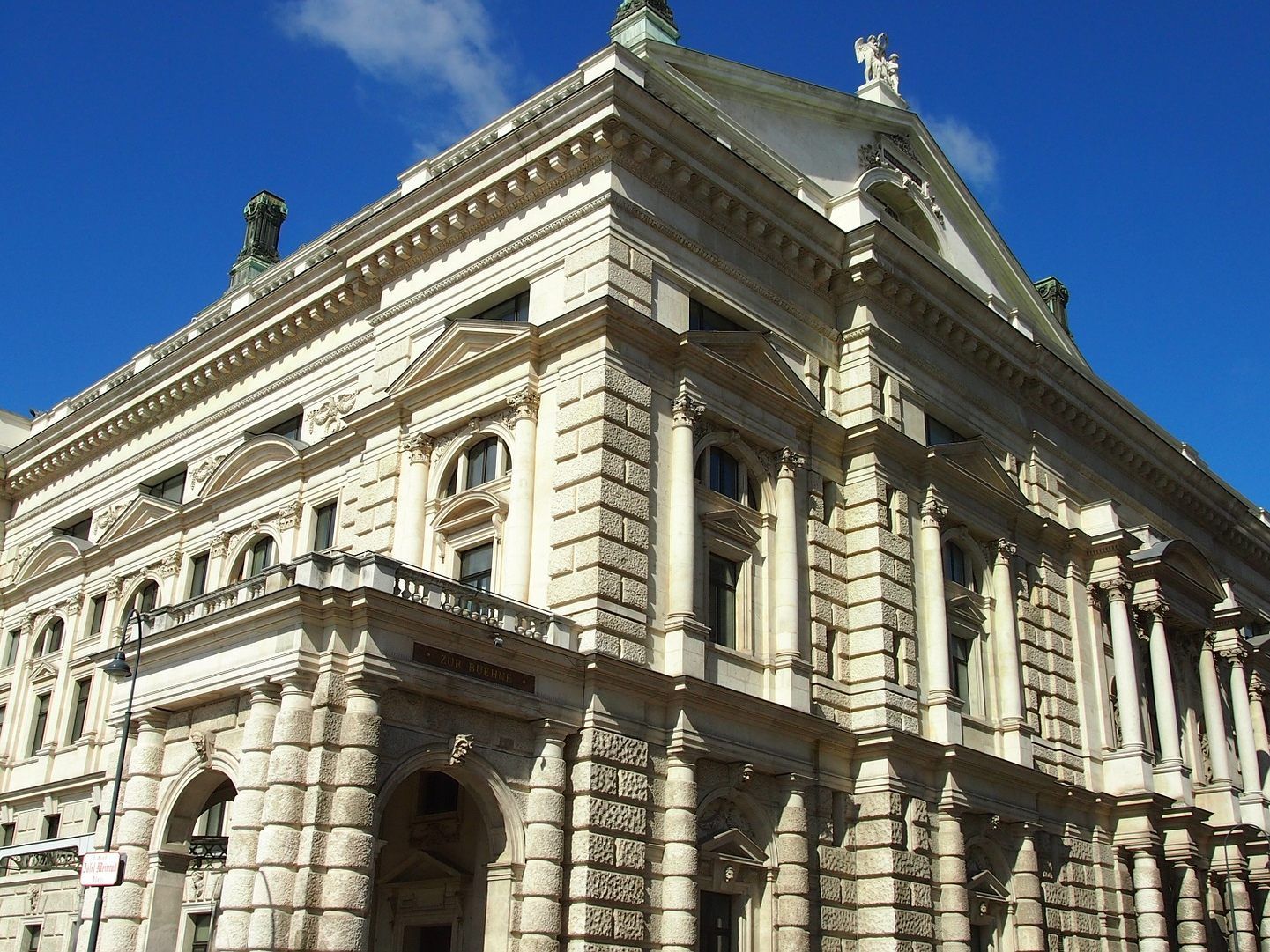 Laut Welser-Möst hat die Wiener Staatsoper an Relevanz verloren.