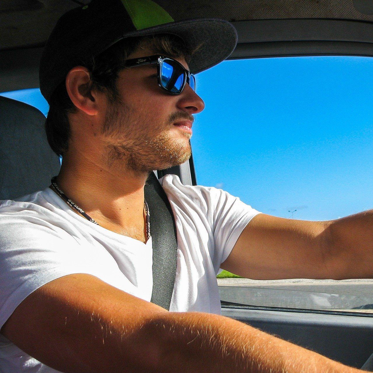 Sonnenbrillen sollte man nur bei entsprechenden Lichtverhältnissen tragen.