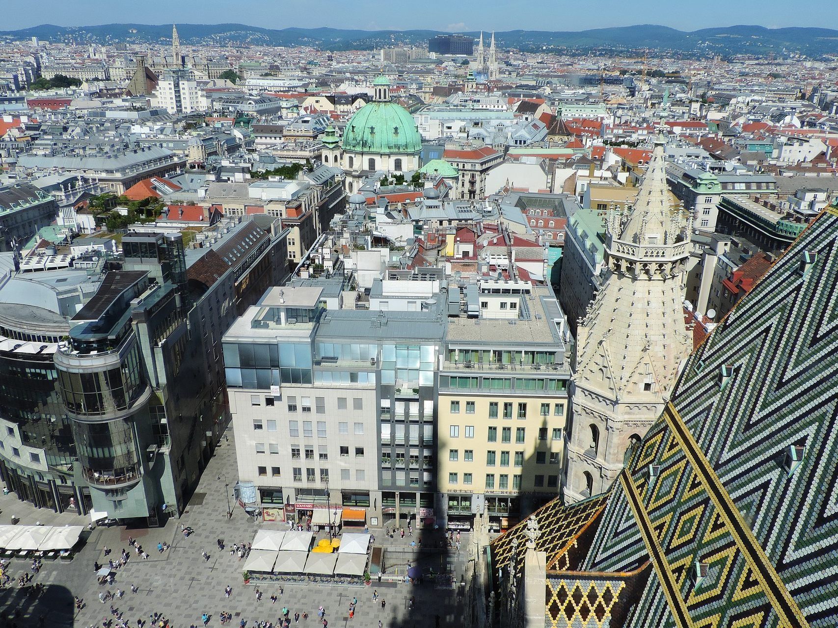 Am Wiener Stephansplatz ist am Mittwoch ein Christopherus-Hubschrauber gelandet.