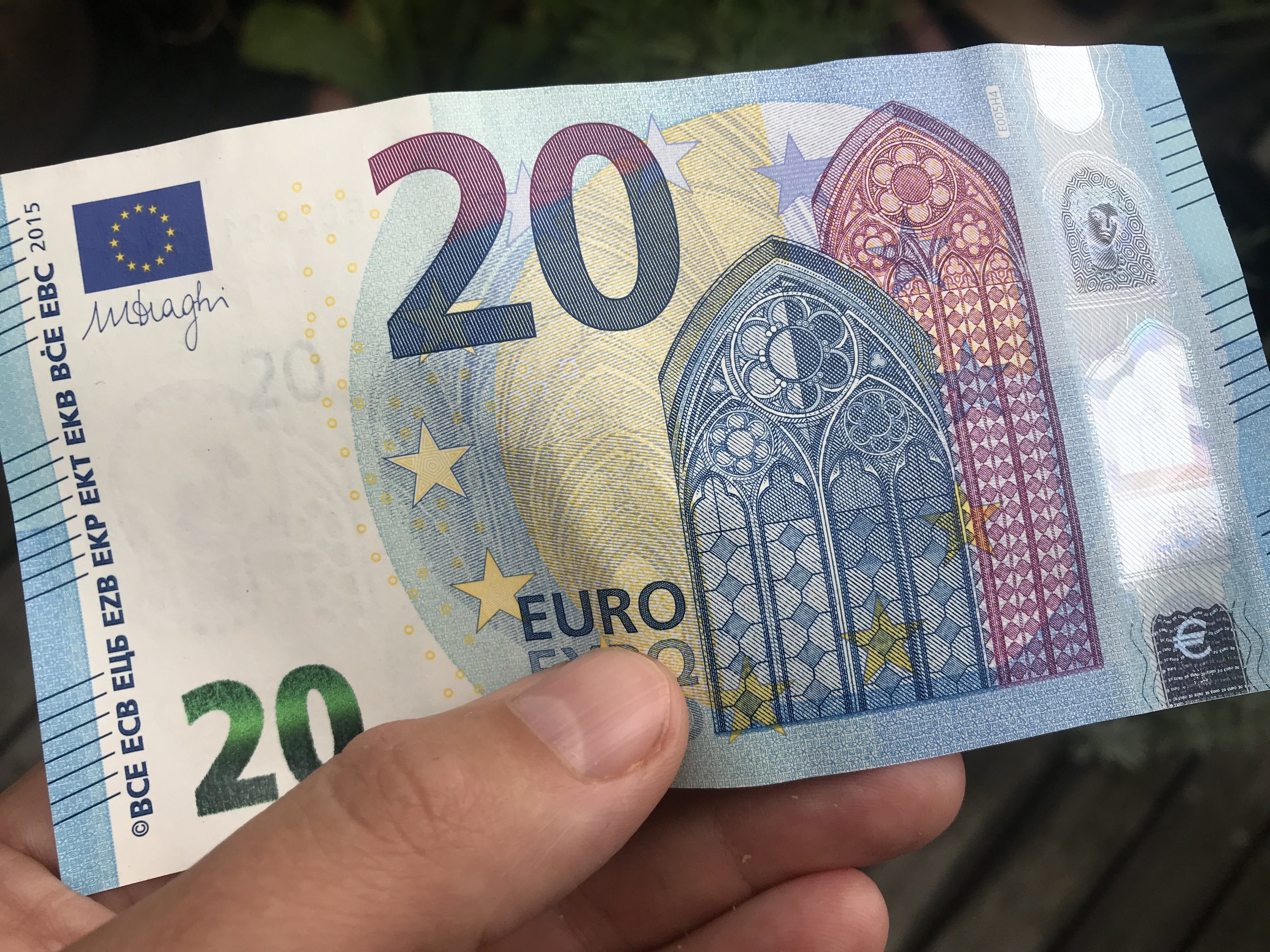 Jeder Bürger soll einen ‚Röthis-Gutschein‘ in der Höhe von 20 Euro erhalten, der in einem Betrieb in Röthis einlösbar ist.