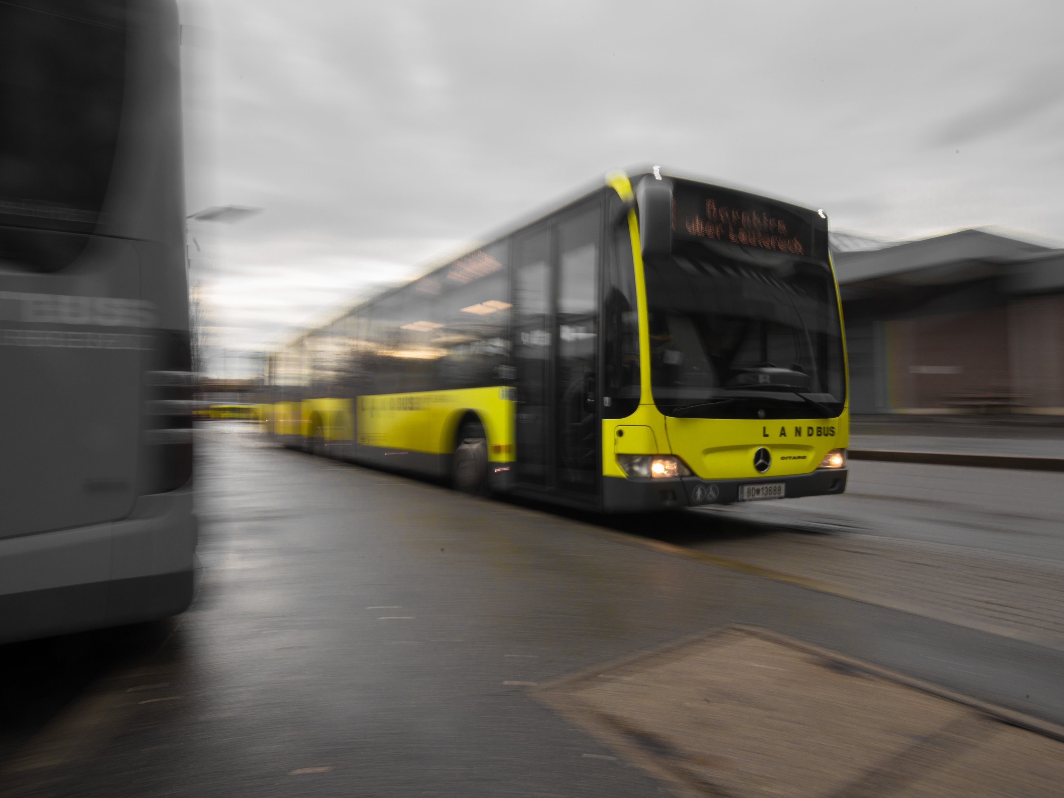 Der Bus verlor eine große Menge an Kraftstoff.