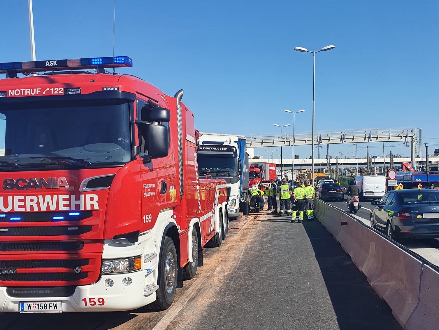 Die Feuerwehr musste den Treibstoff aufsauchen. Die Feuerwehr musste den Treibstoff aufsauchen.