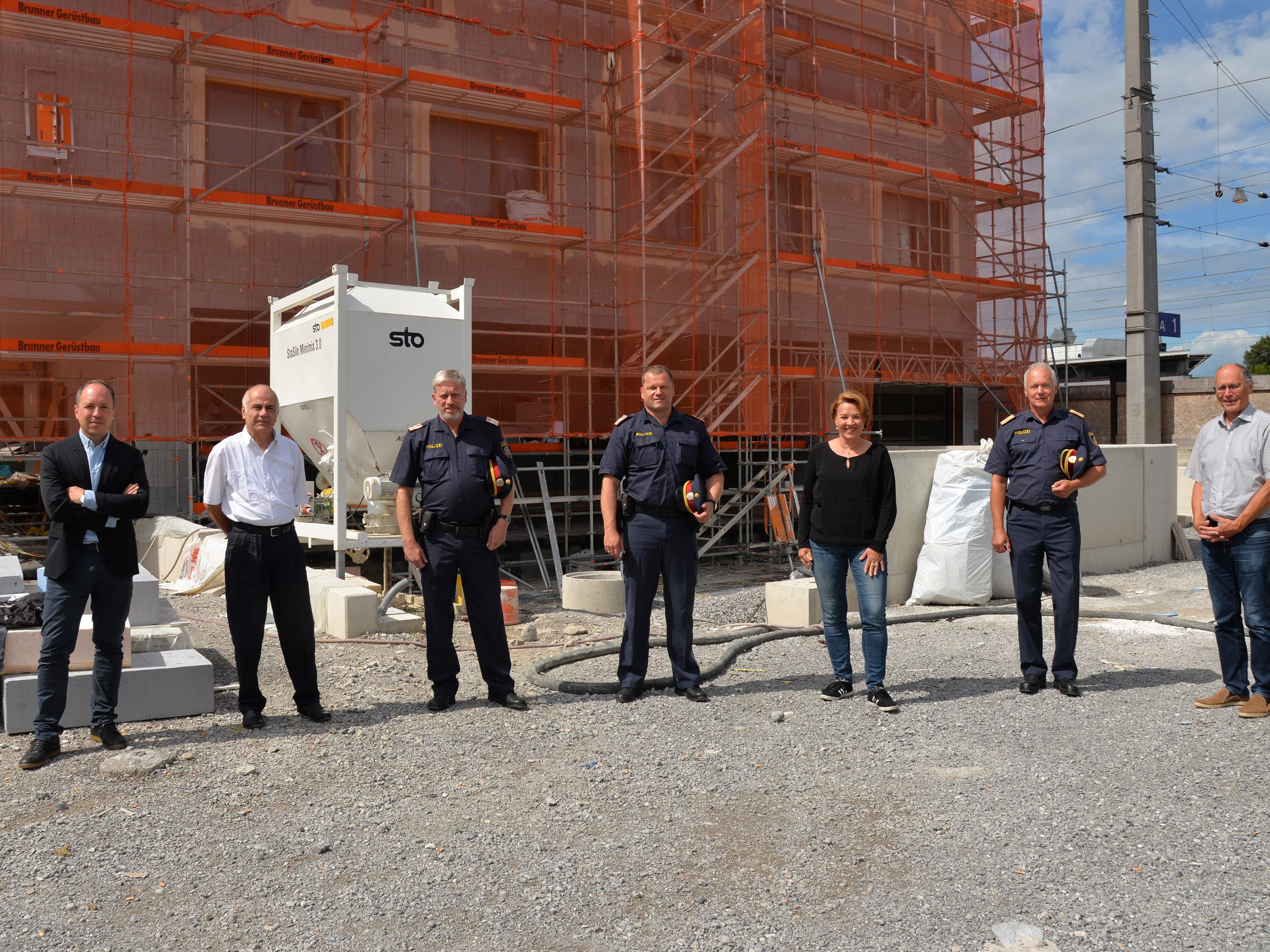 Inspektion des neuen Polizeigebäudes; (vl.) Projektleiter Dipl. Ing. Philipp Bechter, Chefinspektor Karl Raudnicky, Chefinspektor Gerhard Walser, Chefinspektor Michael Haider, Bürgermeisterin Dipl.-Vw. Andrea Kaufmann, Landespolizeidirektor Dr. Hans-Peter Ludescher, Vizebürgermeister Mag. Martin Ruepp.