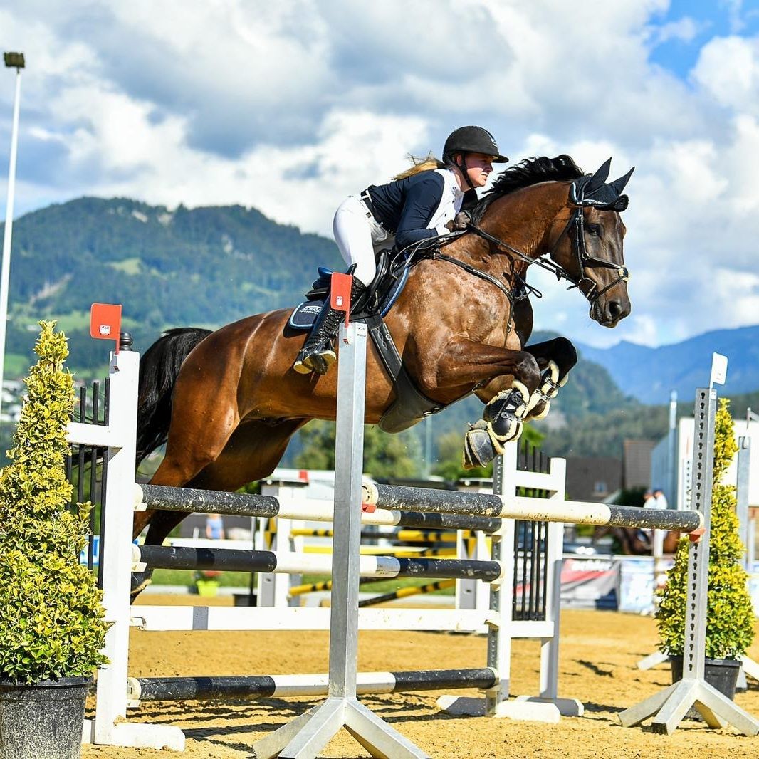 Annika Schratter gewann zwei Springreitprüfungen in Rankweil