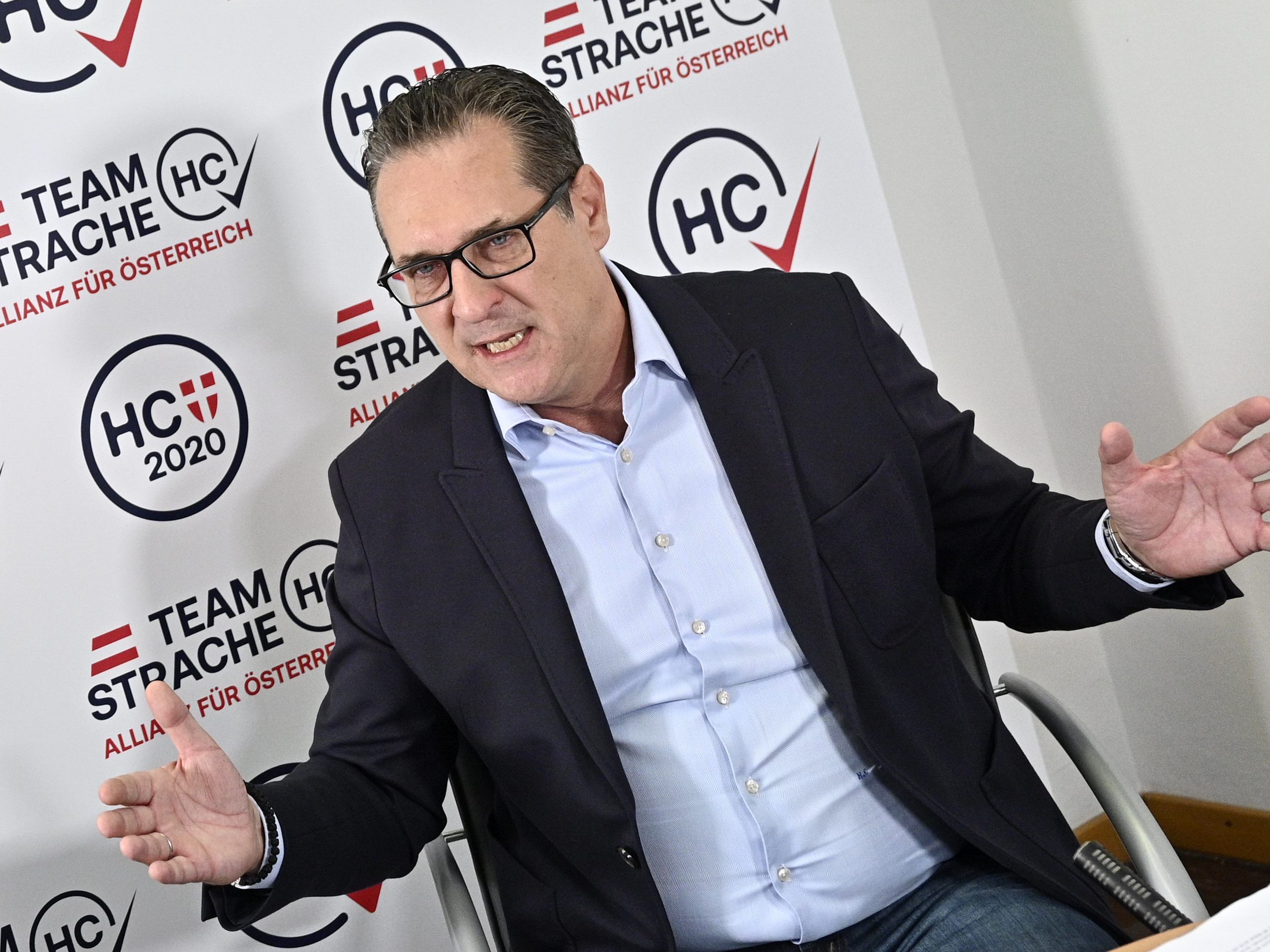 Strache will mit "meerblauen" Inhalten überzeugen. Strache will mit "meerblauen" Inhalten überzeugen.