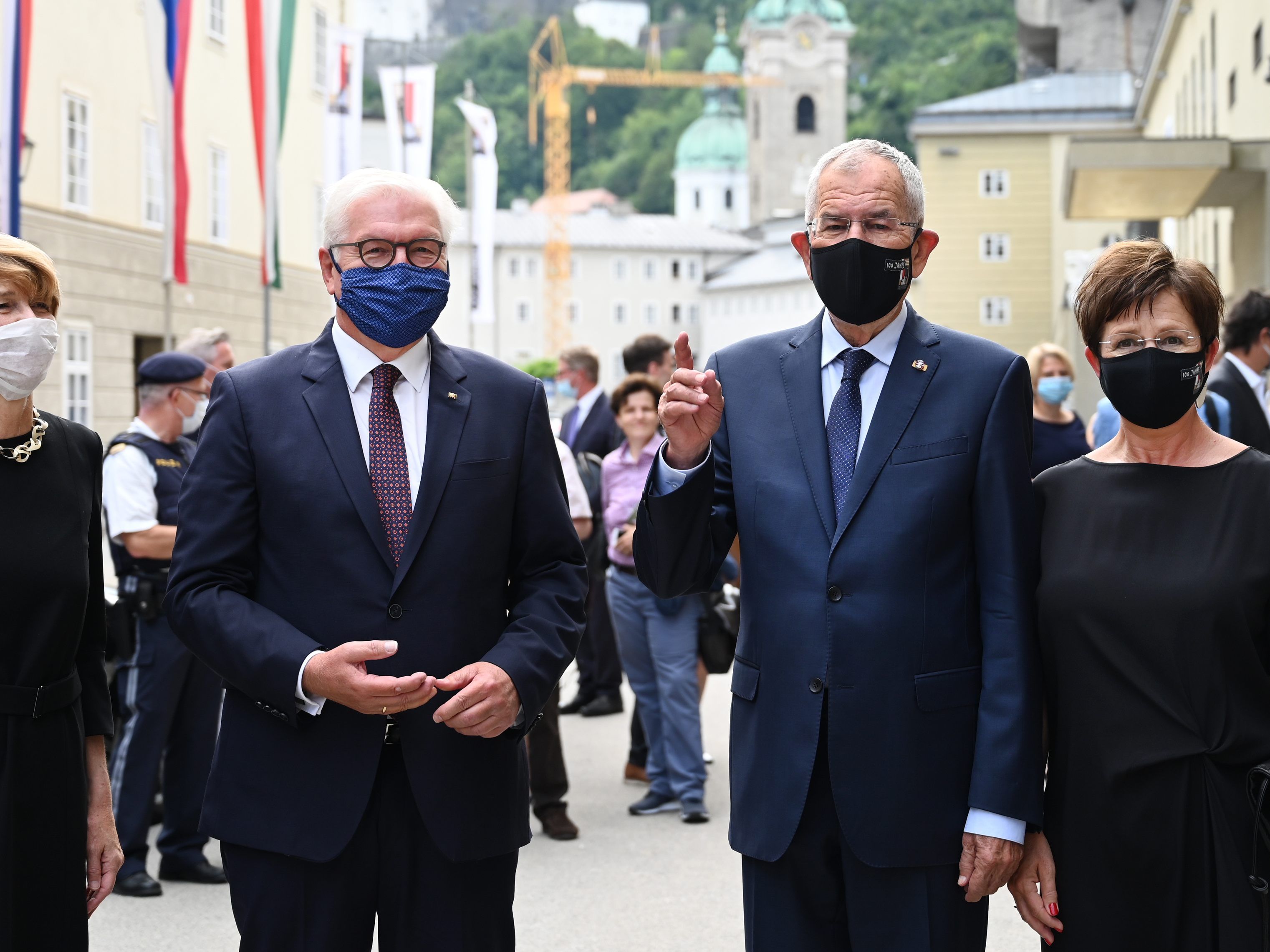 Steienmeier und Van der Bellen mit ihren Frauen in Salzburg.