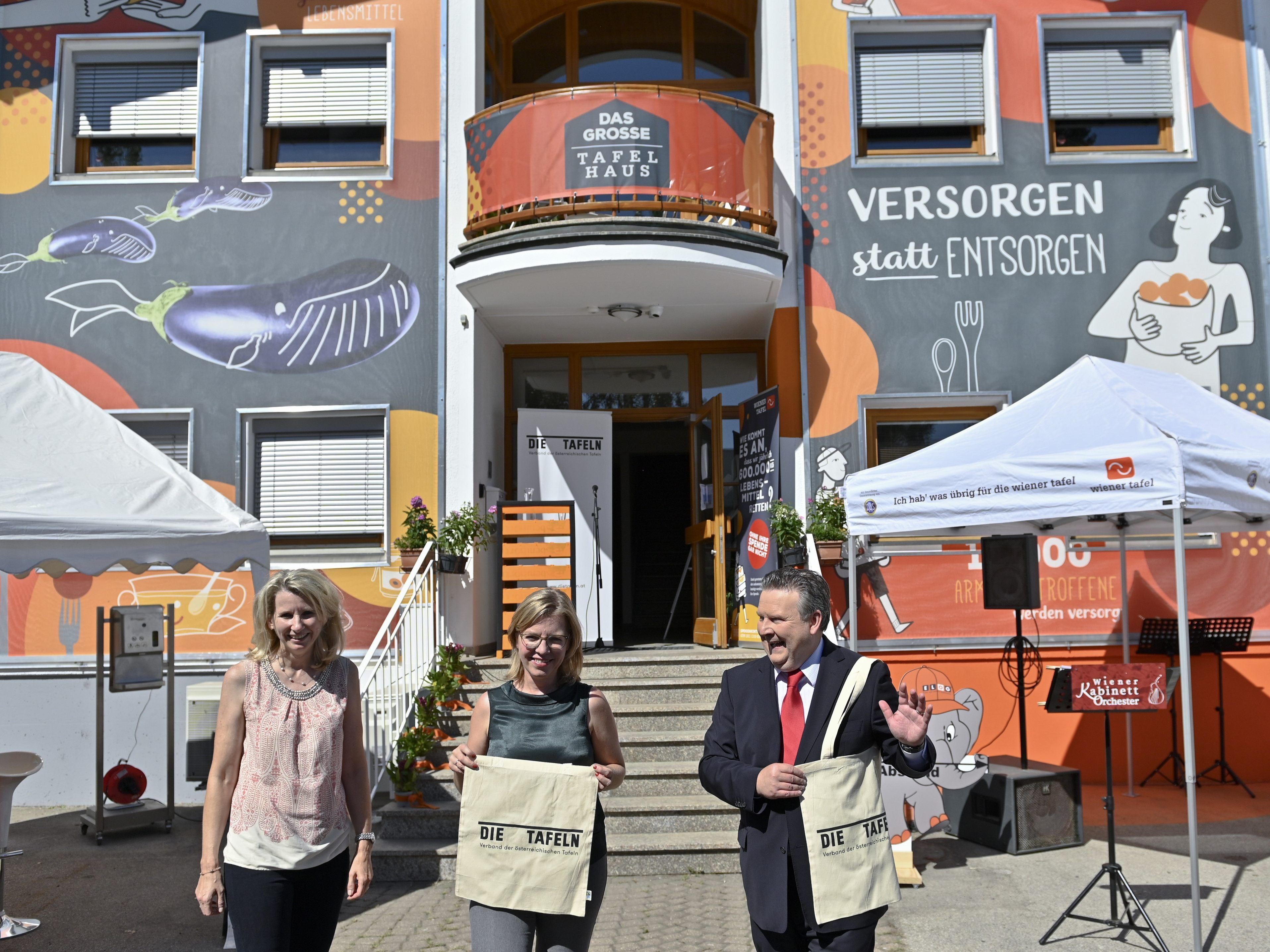 "Großes TafelHaus" am Großmarkt in Liesing mit Gewessler und Ludwig eröffnet "Großes TafelHaus" am Großmarkt in Liesing mit Gewessler und Ludwig eröffnet