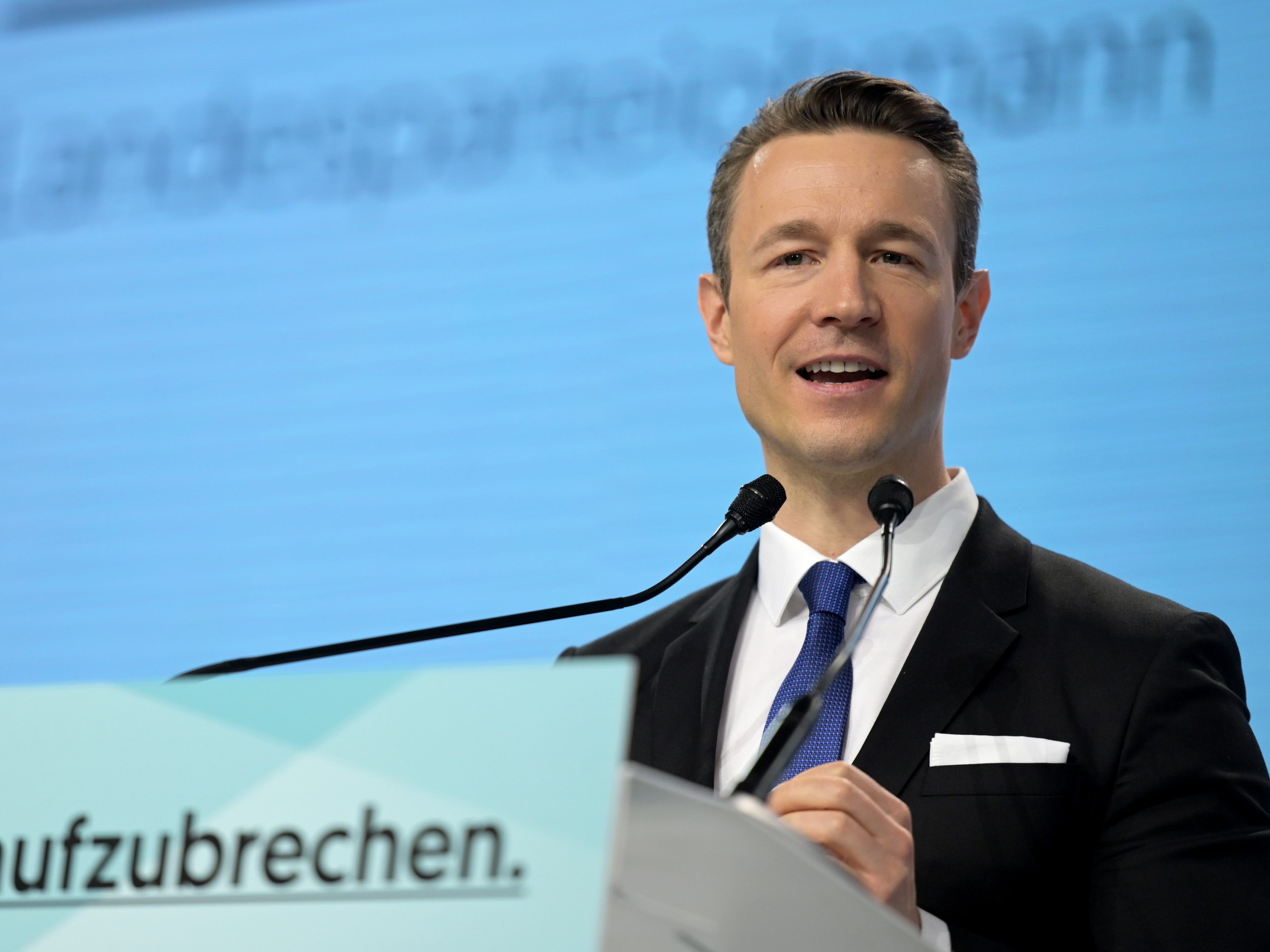 Gernot Blümel versammelt seine Wahlkampfhelfer im "Team Türkis". Gernot Blümel versammelt seine Wahlkampfhelfer im "Team Türkis".