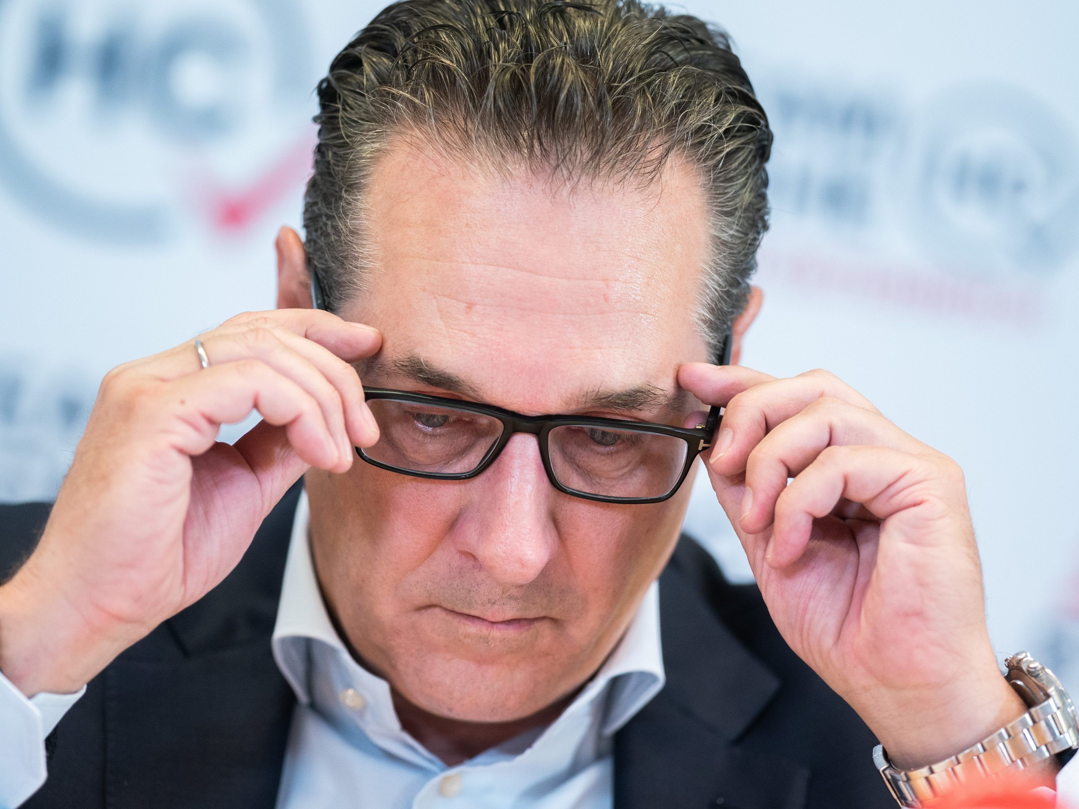 Mittlerweile wird gegen fünf Personen ermittelt. Mittlerweile wird gegen fünf Personen ermittelt.