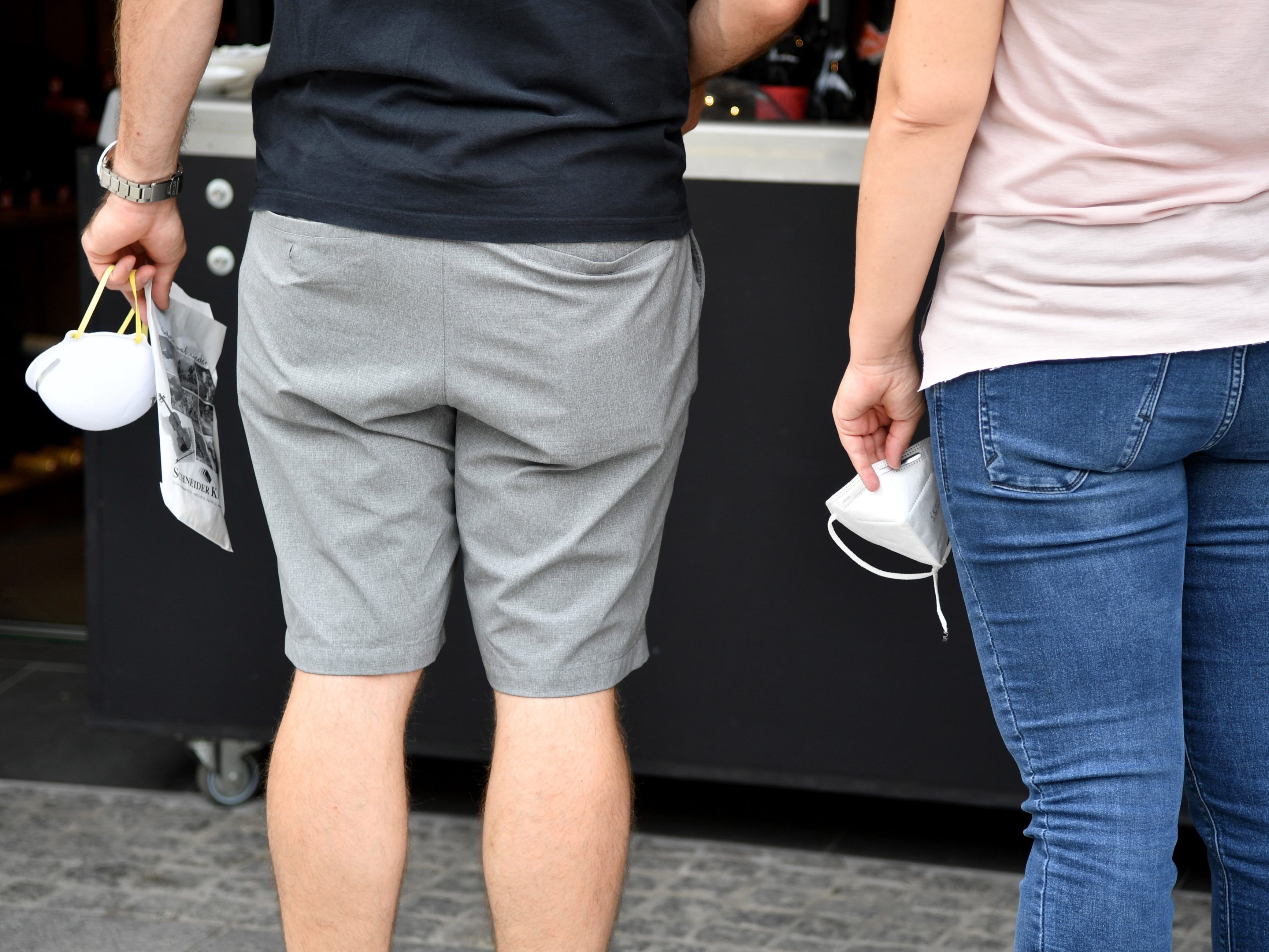 Die zwei Ärzte sollen "dutzende Schein-Atteste" zur Befreiung von der Maskenpflicht ausgestellt haben. Die zwei Ärzte sollen "dutzende Schein-Atteste" zur Befreiung von der Maskenpflicht ausgestellt haben.
