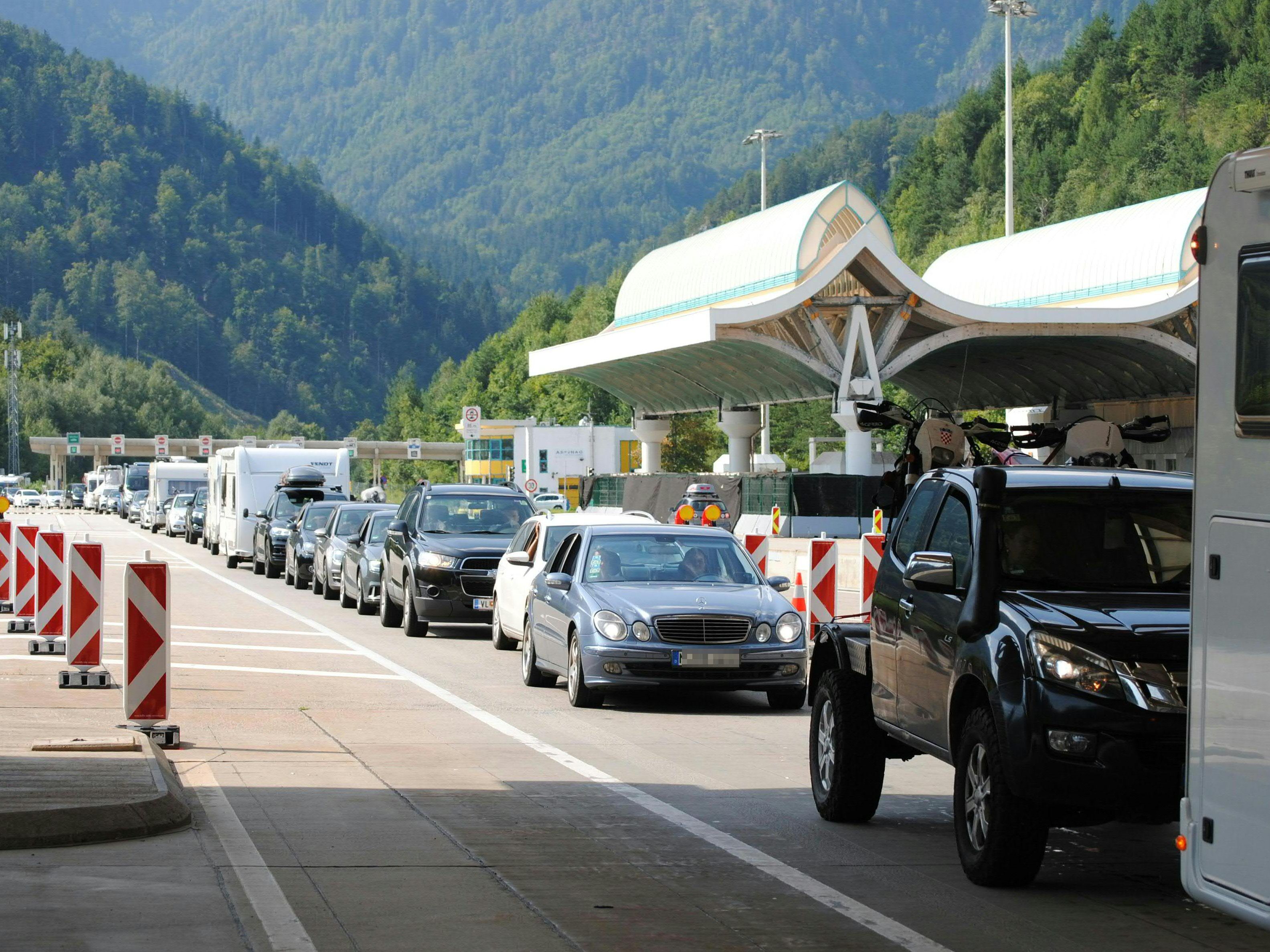 Rückreisewelle aus Kroatien: Die Situation bei der Einreise an der Slowenisch/Österreichischen Grenze beim Karawankentunnel aufgenommen am Montag Rückreisewelle aus Kroatien: Die Situation bei der Einreise an der Slowenisch/Österreichischen Grenze beim Karawankentunnel aufgenommen am Montag