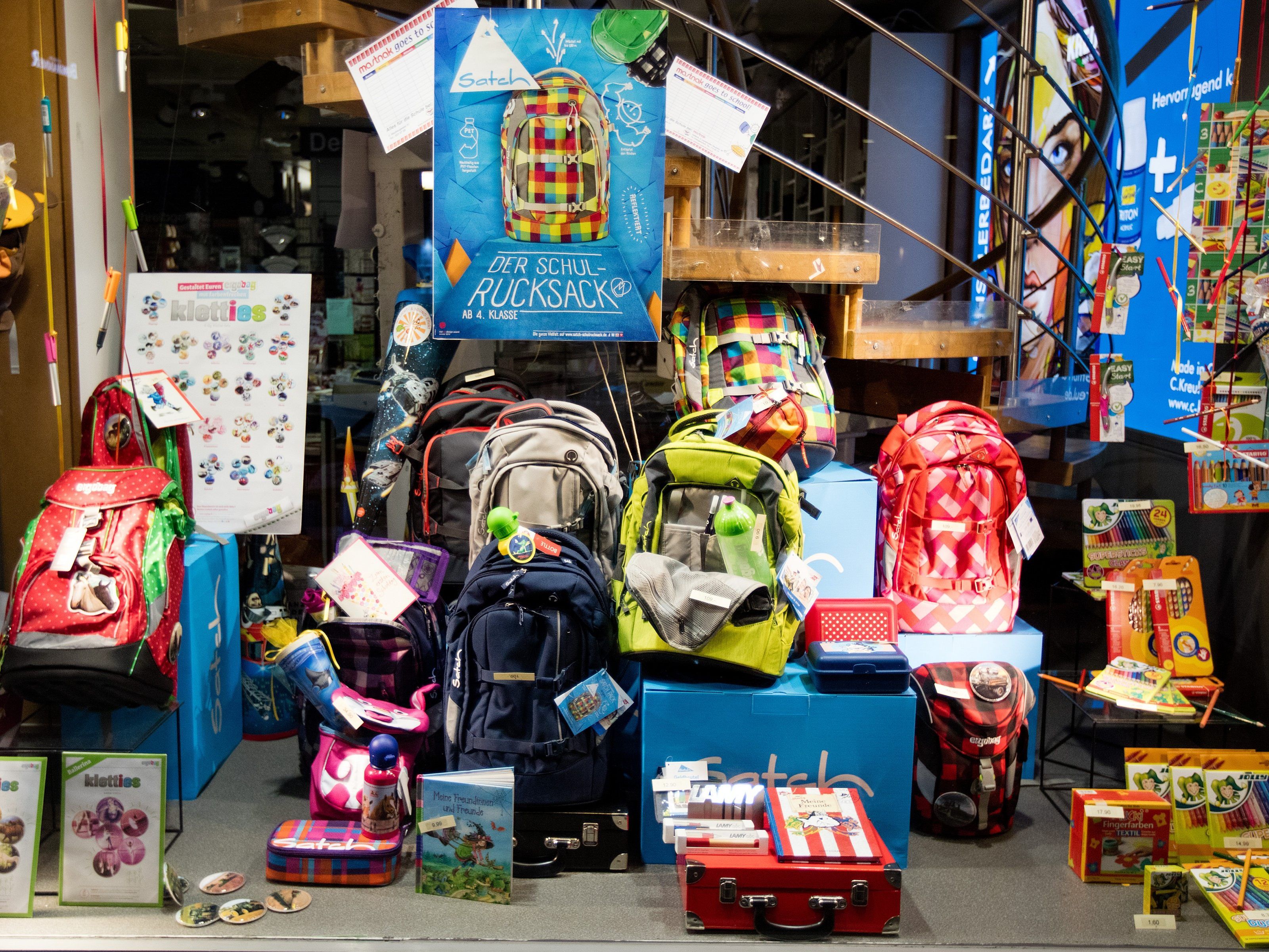 Schulstart: Caritas betont "enorme finanzielle Belastung" für einkommensschwache Familien.