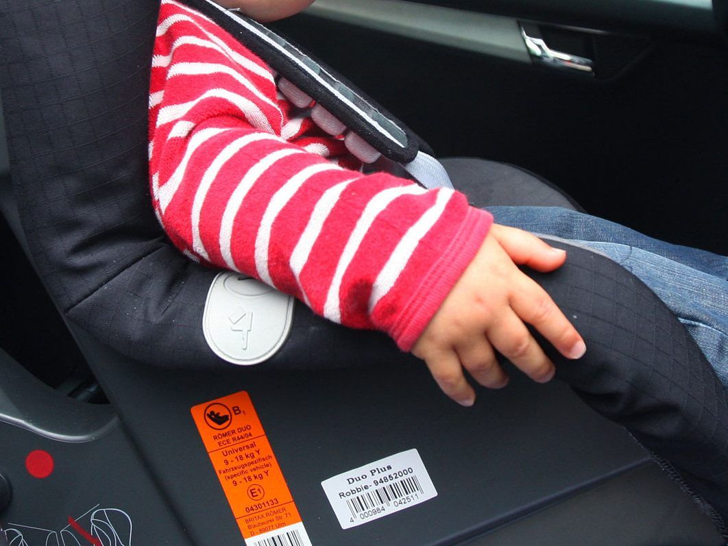 Das Kind konnte unversehrt aus dem Wagen befreit werden. Das Kind konnte unversehrt aus dem Wagen befreit werden.