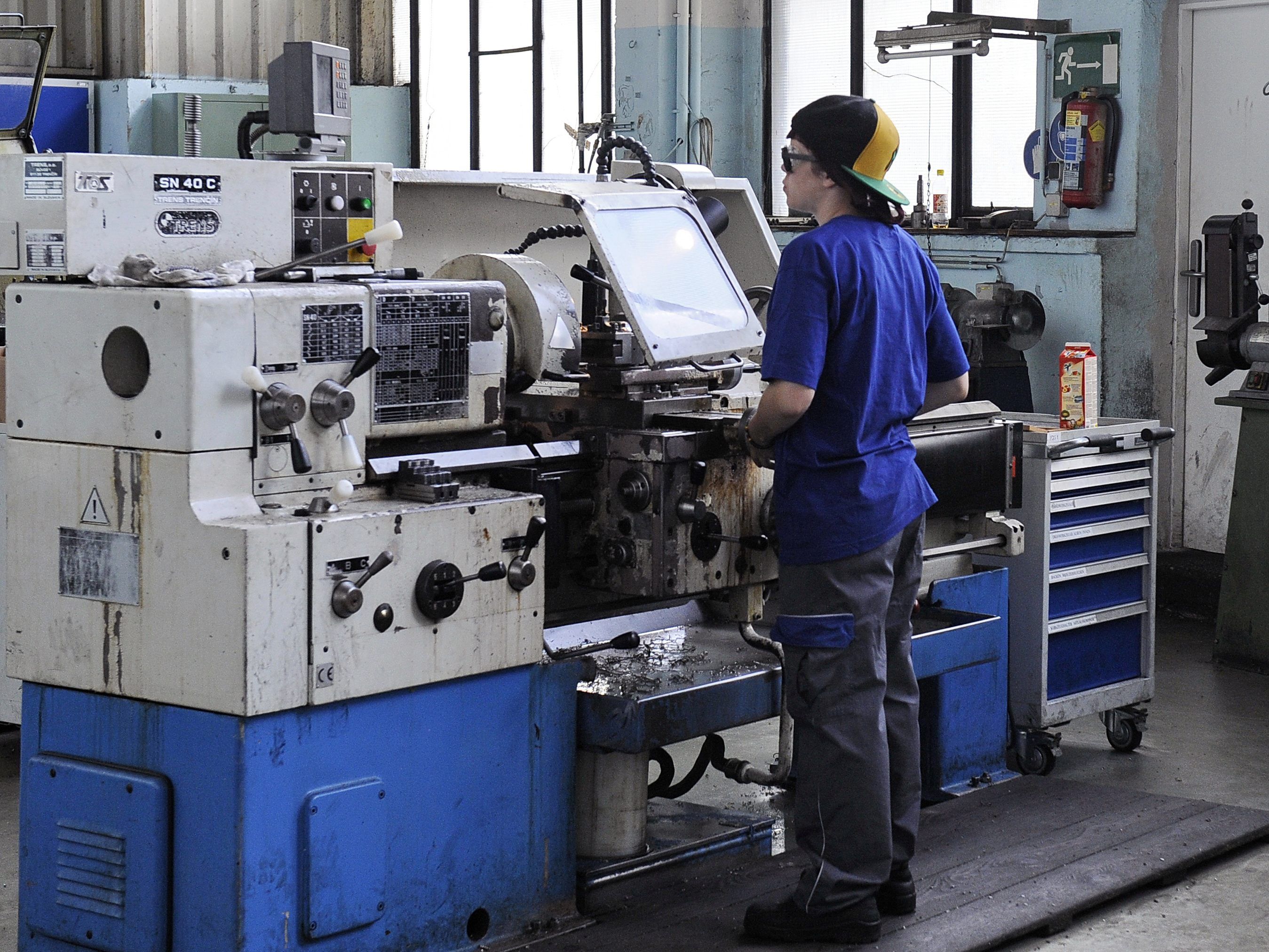 Besonders schwierige Suche nach qualifizierten Mitarbeitern im Gewerbe, Handwerk und in der Industrie. Besonders schwierige Suche nach qualifizierten Mitarbeitern im Gewerbe, Handwerk und in der Industrie.