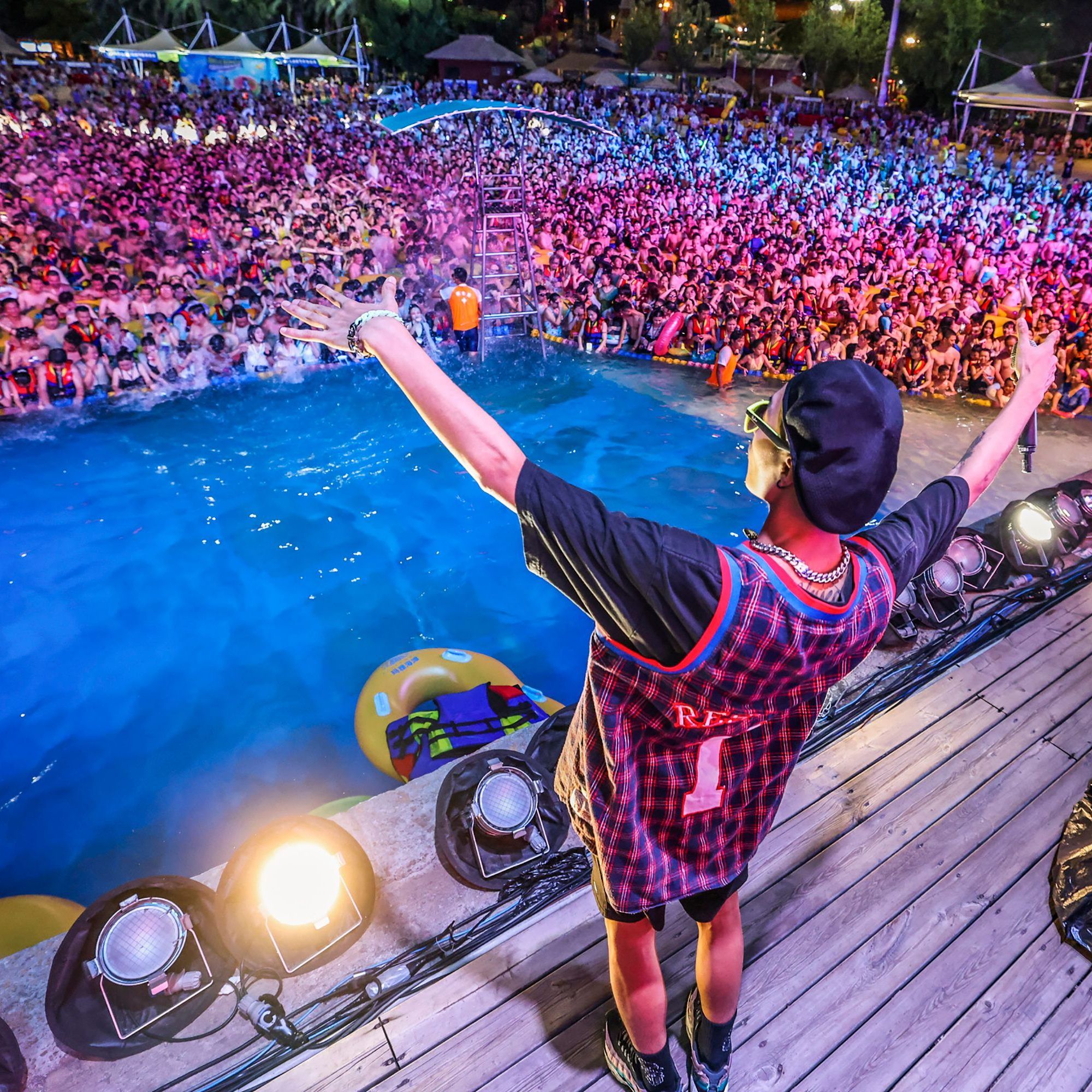 Riesen-Pool-Party ohne Abstand in Wuhan in der chinesischen Provinz Hubei.